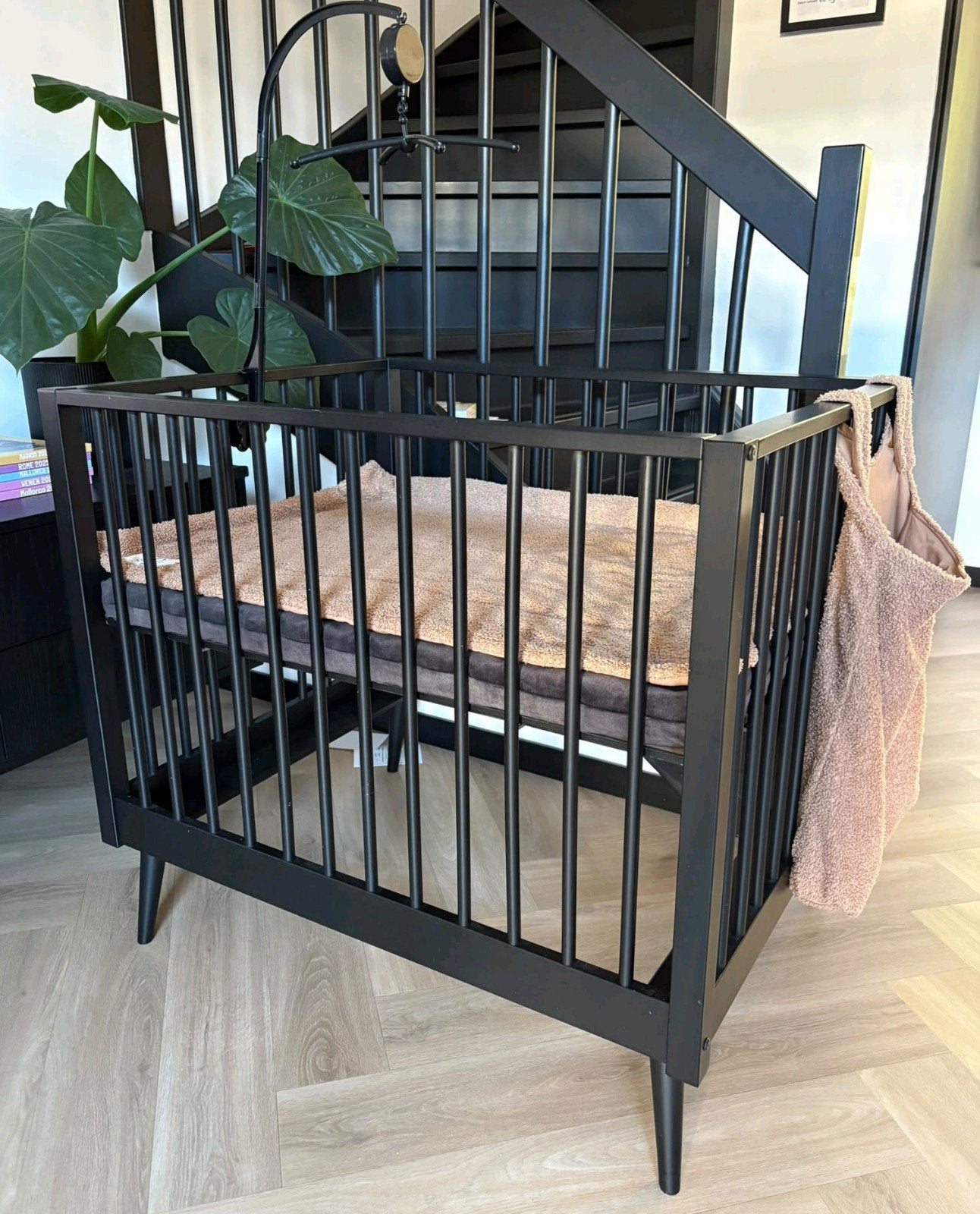 Houten box mat zwart met matras en accessoires, Ophalen, Zo goed als nieuw, Rechthoekig, Boxkleed