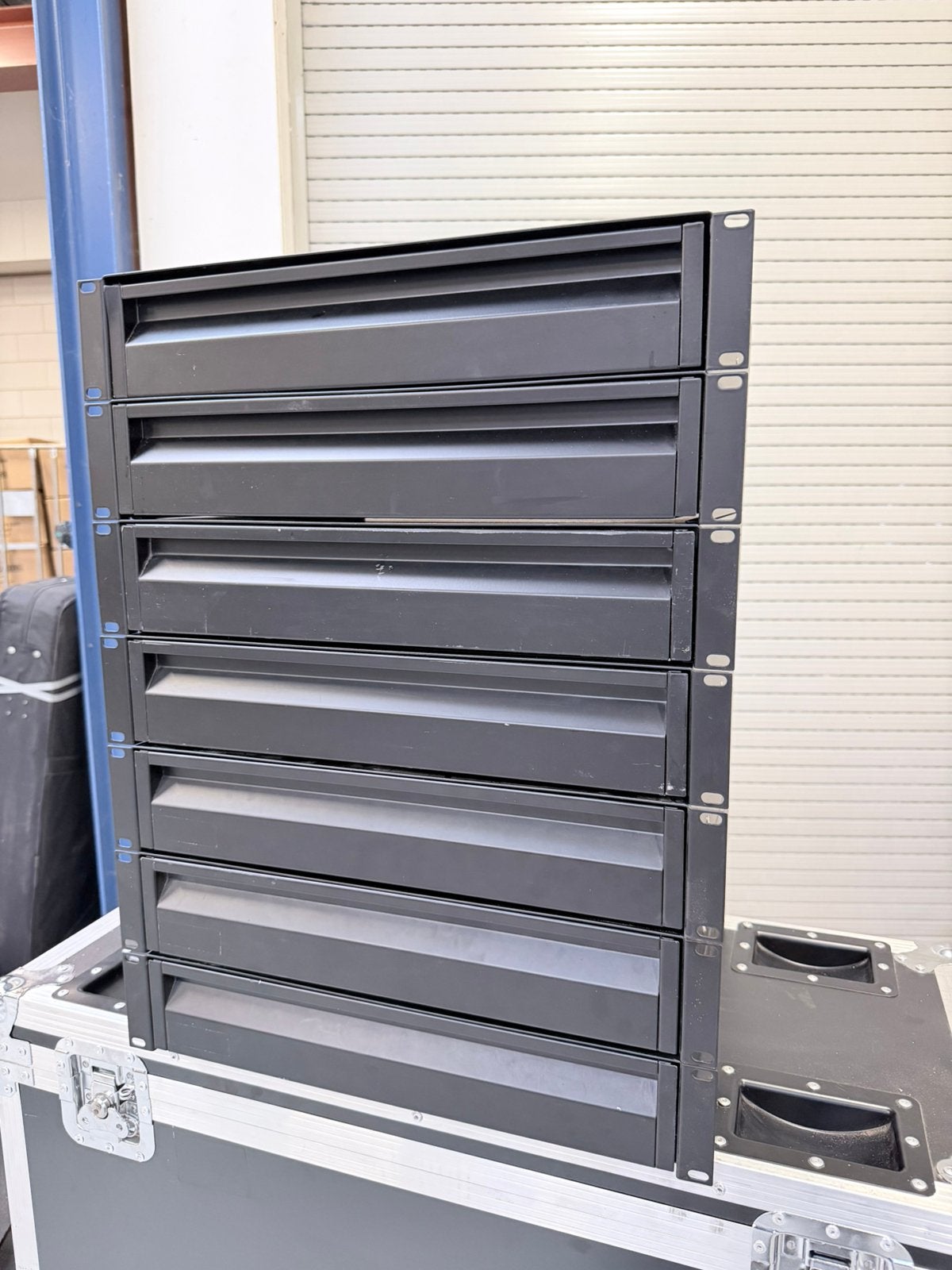 7x Adam Hall 874 E 02 ERGO 19” Racklade / Rack Drawer 2U, Ophalen of Verzenden, Zo goed als nieuw, Overige instrumenten, Flightcase