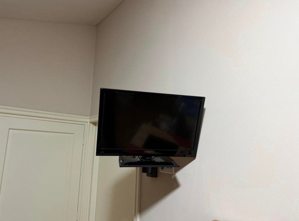 Q.MEDIA TV/Monitor met muurbeugel - USB, HDMI, SCART, VGA, Overige merken, HD Ready (720p), Ophalen of Verzenden, 40 tot 60 cm