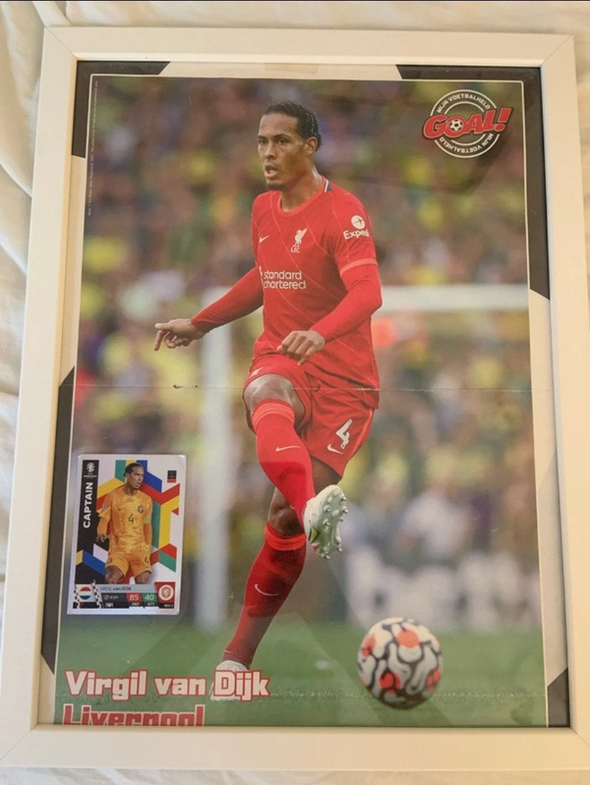 Ingelijste poster Virgil van Dijk Liverpool met spelerskaart, Ophalen of Verzenden, Zo goed als nieuw, Buitenlandse clubs, Poster, Plaatje of Sticker