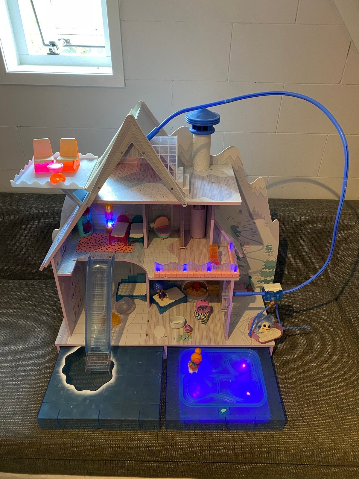 LOL Poppenhuis met verlichting, schaatsbaan en zwembad, Ophalen, Gebruikt, Poppenhuis