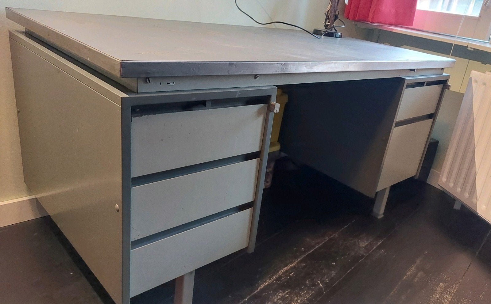 Groot industrieel mid century bureau met ladeblokken, Ophalen, Overige typen, Gebruikt, 150 cm