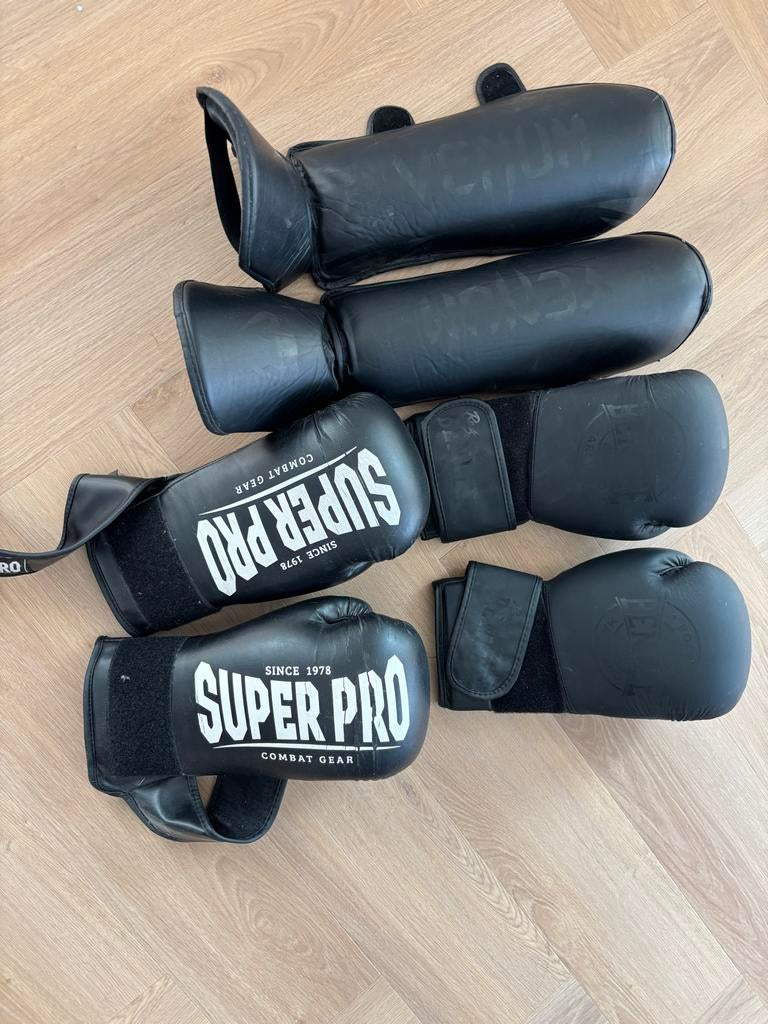 Bokshandschoenen en scheenbeschermers Venum/Super Pro, Ophalen of Verzenden, Gebruikt, Overige, Vechtsportbescherming