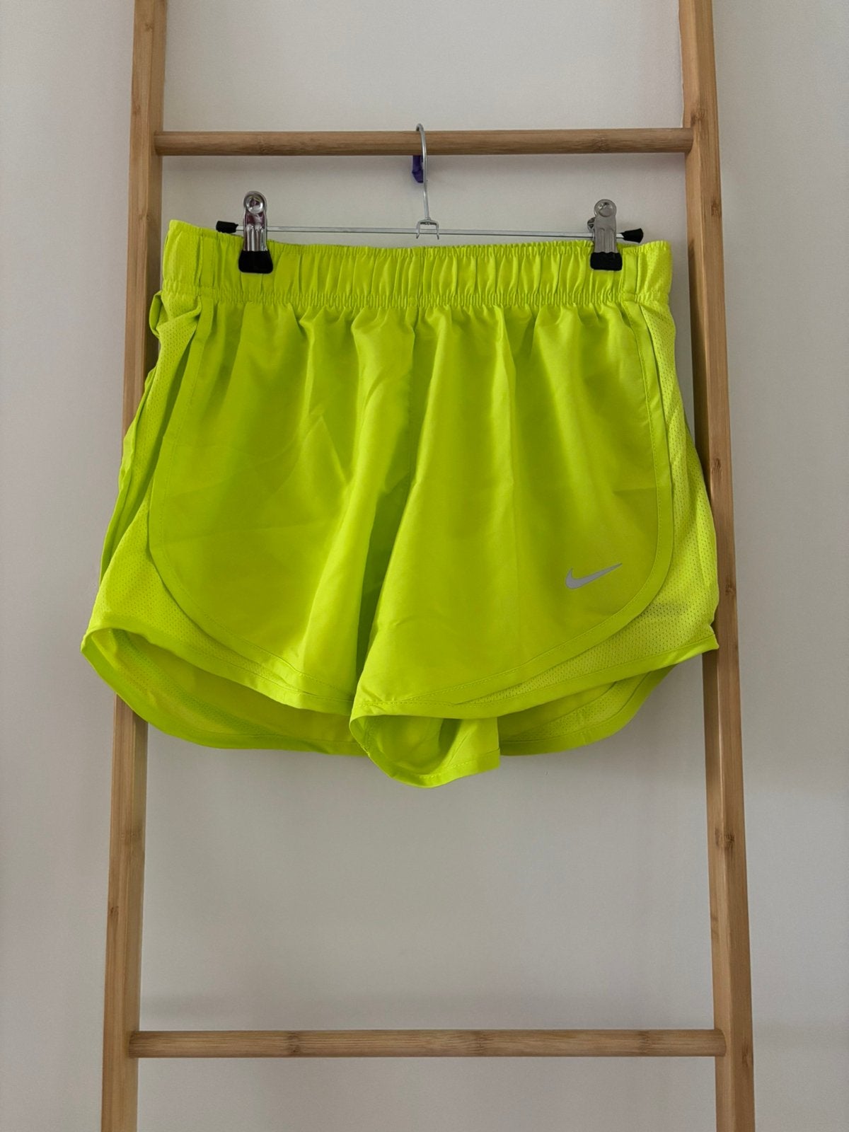 Neon groene korte broek Nike, Nieuw, Ophalen of Verzenden, Hardlopen of Fietsen, Maat 36 (S)