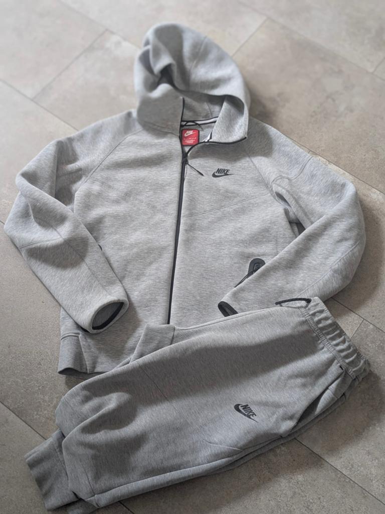 Nike tech fleece trainingspak maat M, Kleding | Heren, Sportkleding, Ophalen of Verzenden, Zo goed als nieuw, Grijs, Algemeen