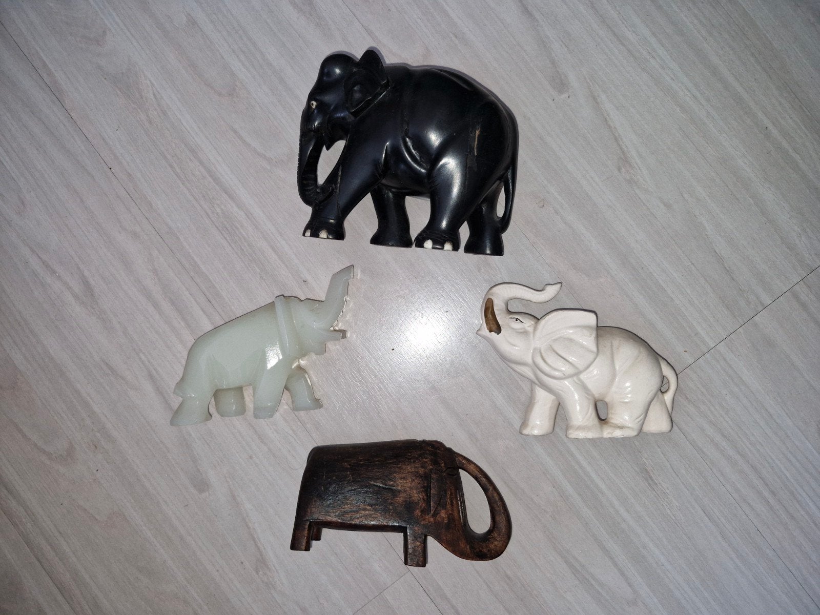 4 decoratieve olifanten beeldjes, Hout, Overige stijlen, Ophalen of Verzenden, Gebruikt