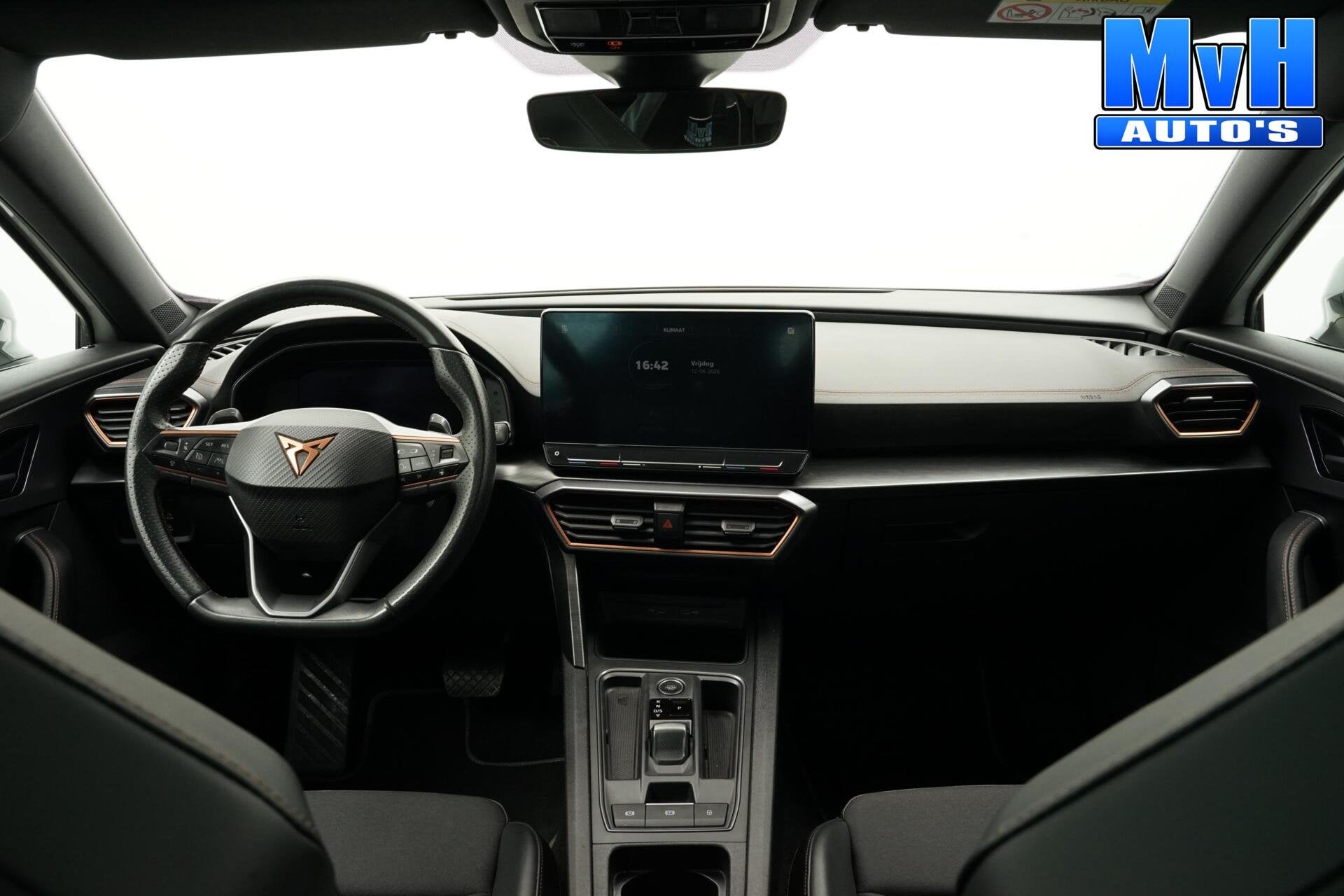 CUPRA Formentor 1.4 TSI PHEV|KUIPSTOEL|PANO|STOEL/STUUR.VERW, Gebruikt, 4 cilinders, Leder en Stof, Wit