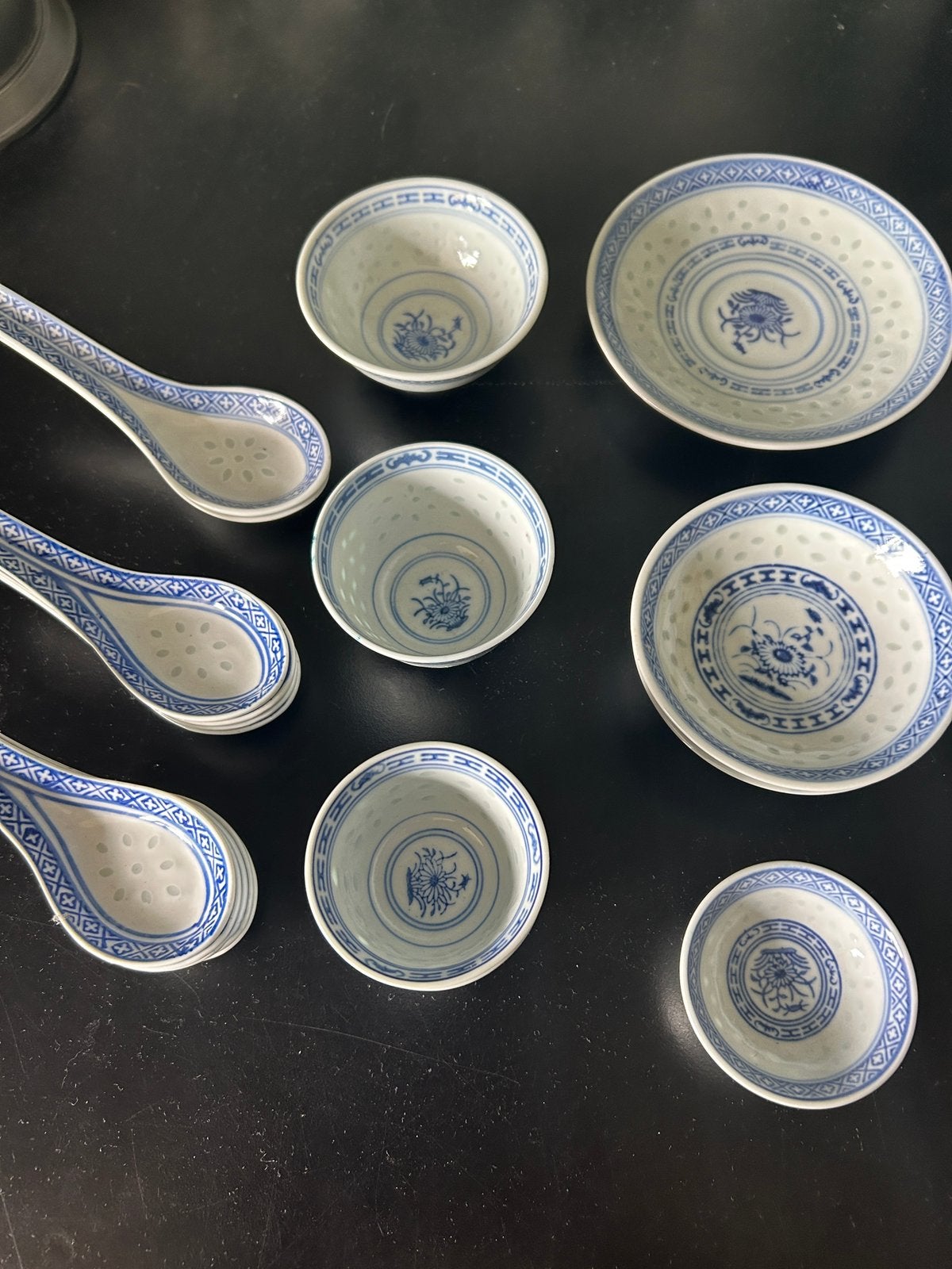 Diverse onderdelen rijstkorrel servies met bloem, Antiek en Kunst, Ophalen of Verzenden