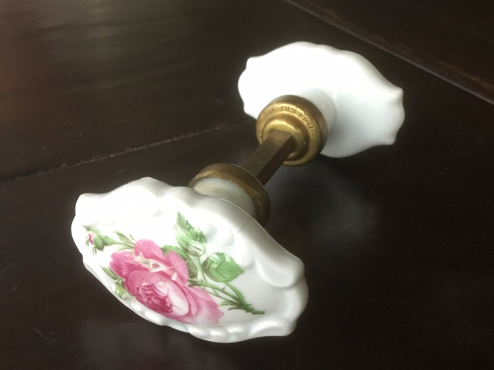 Brocante deurbeslag met 2 porseleinen knoppen, Ophalen of Verzenden