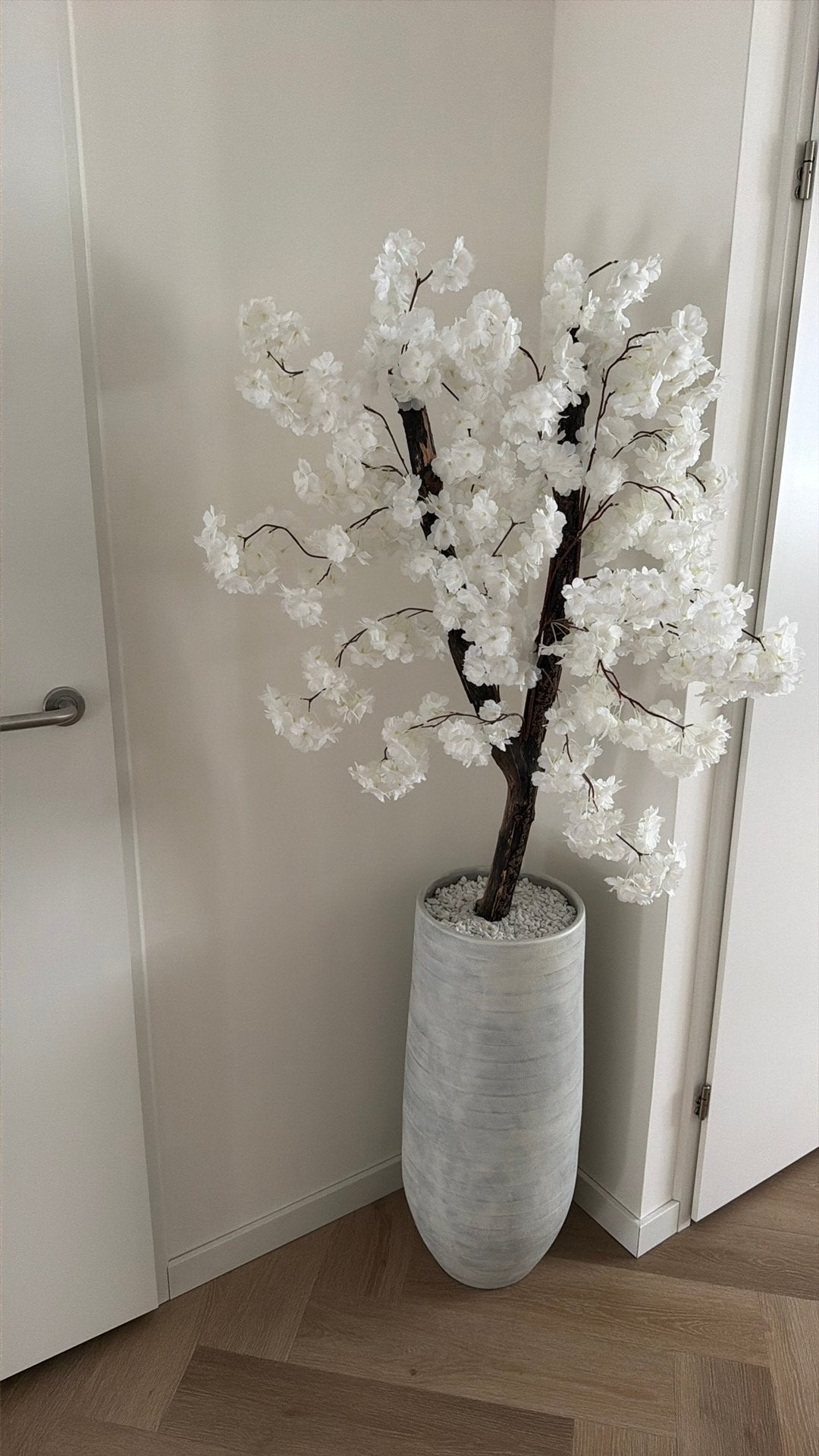 Grote kunstbloesem boom met witte bloemen en pot&sierstenen, Ophalen, Binnen, Textiel, Kunstbloesem