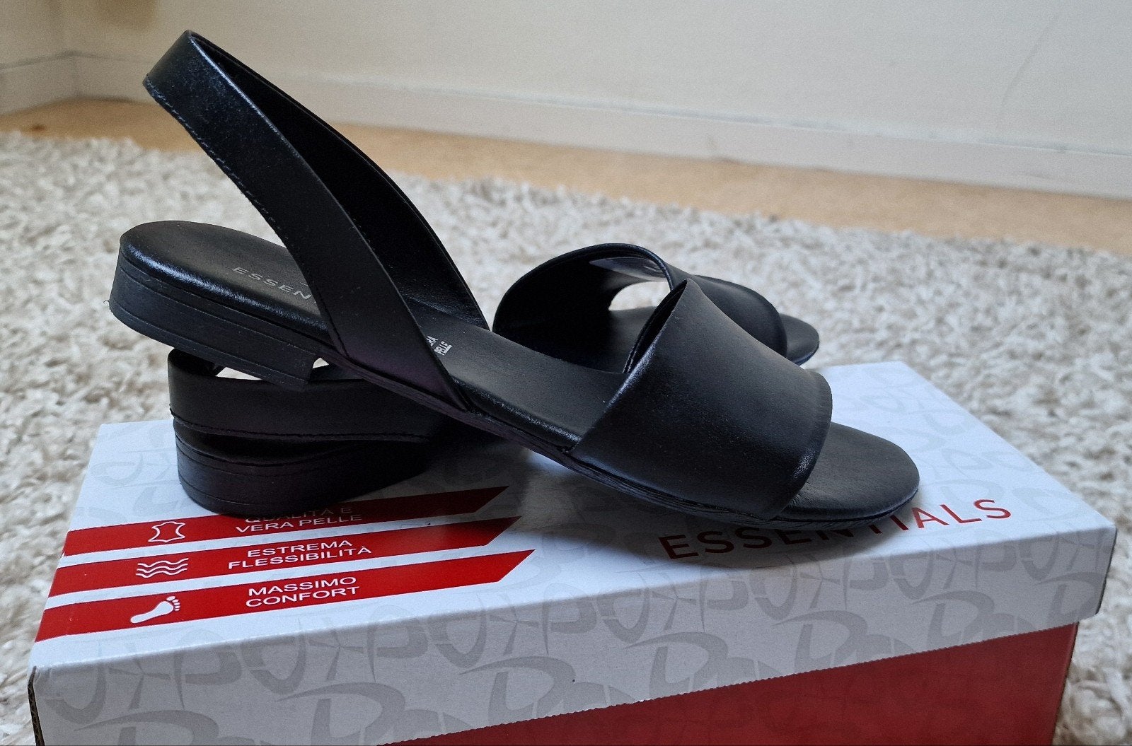 Nieuw! Zwarte Essentials sandalen - Maat 38, Kleding | Dames, Schoenen, Zwart, Nieuw, Essentials, Sandalen of Muiltjes