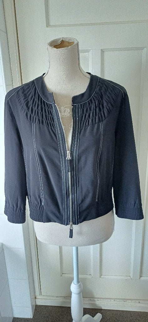 Mooi zwart jasje met wit stiksel van BTHREE   maat 46, Verzenden, BThree, Zwart, Maat 46/48 (XL) of groter