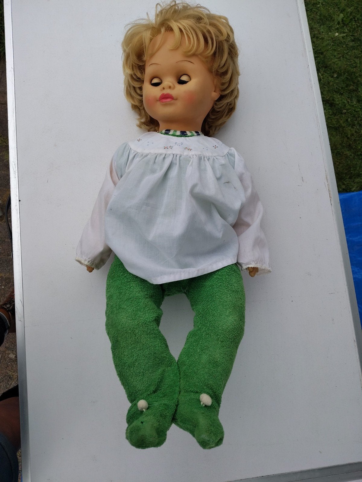 Vintage pop met blond krullend haar en groene broek, Ophalen of Verzenden, Gebruikt, Pop
