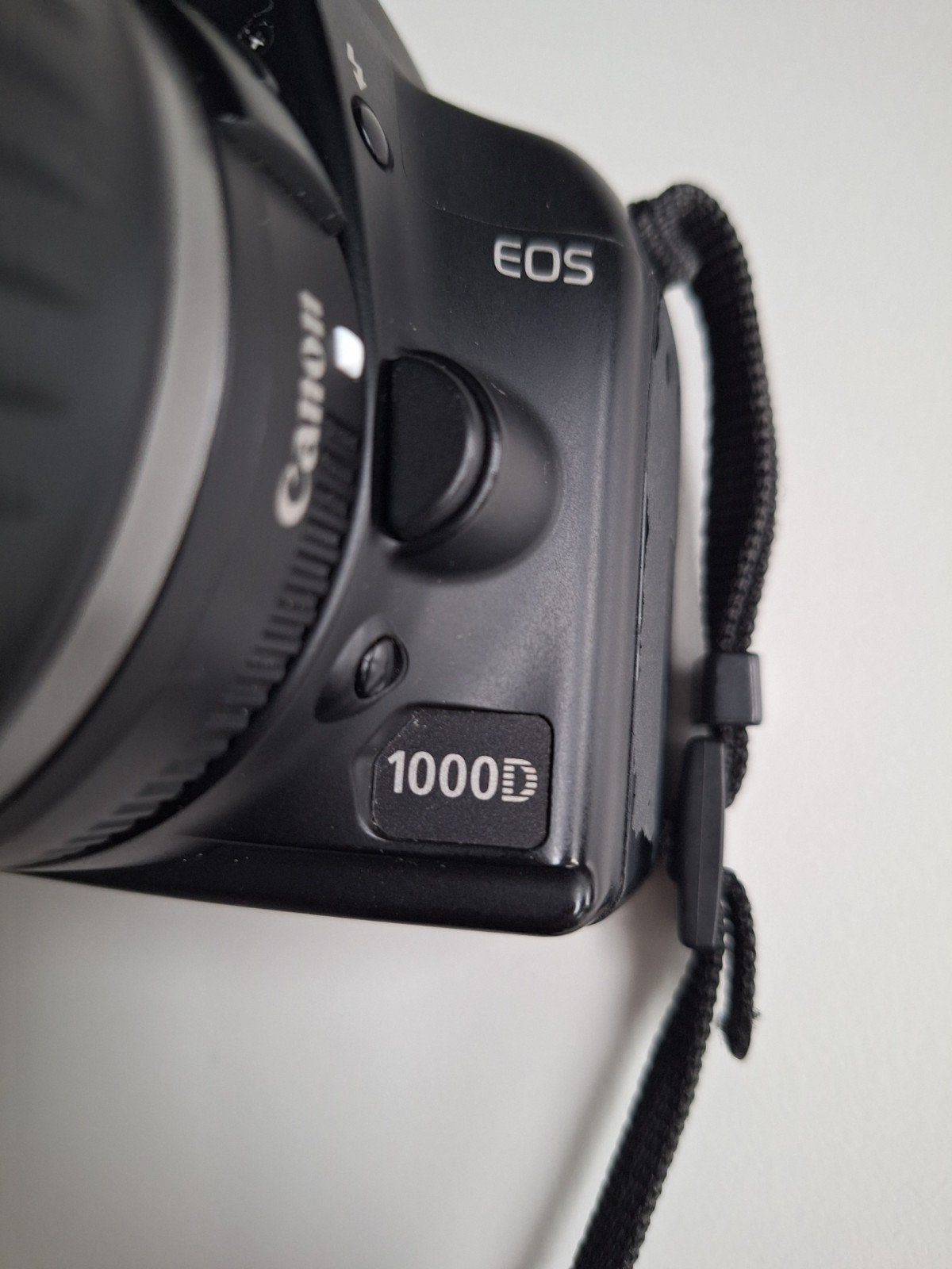 Canon EOS 1000D Spiegelreflexcamera met 2 lenzen en tas, Gebruikt, Spiegelreflex, Canon, Draagriem