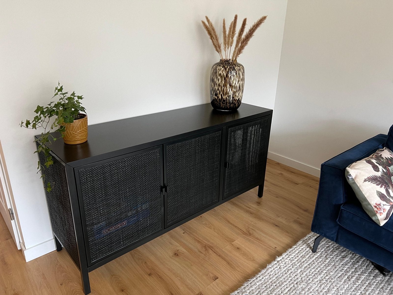 Zwart dressoir Alain met rotan deuren - Karwei, Huis en Inrichting, Ophalen, Gebruikt, 100 tot 150 cm, 25 tot 50 cm