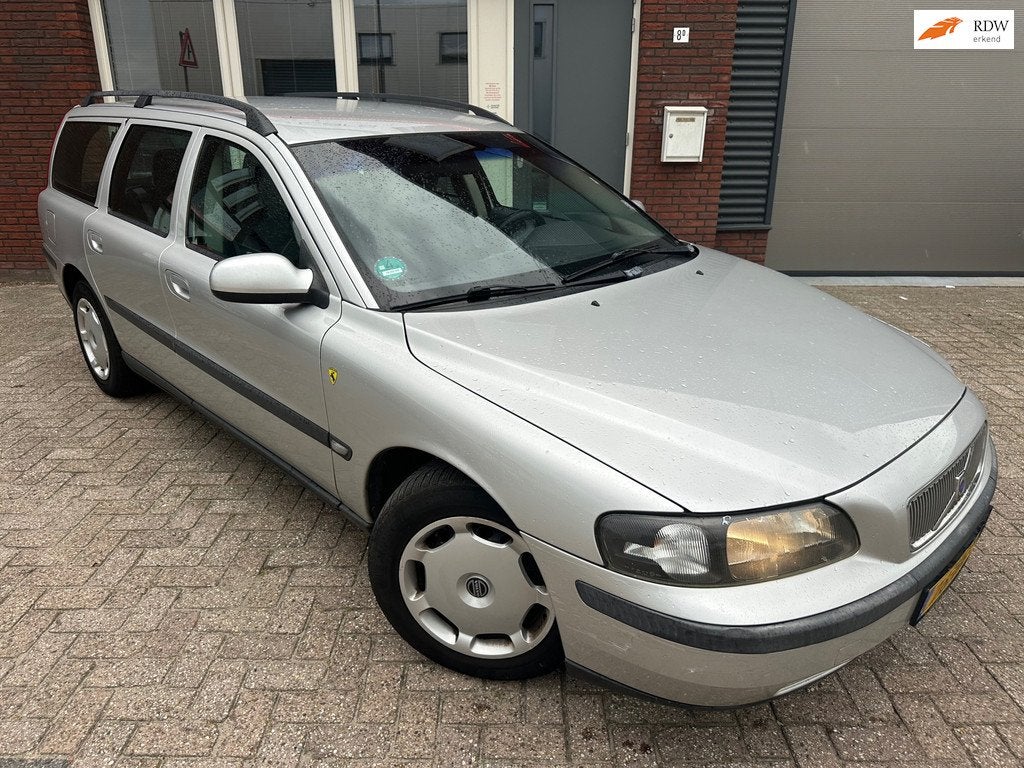 Volvo V70 2.4 Comfort Line / Airco / Cruise / AUT / NAP, Stof, Met garantie (alle), 2435 cc, 1533 kg
