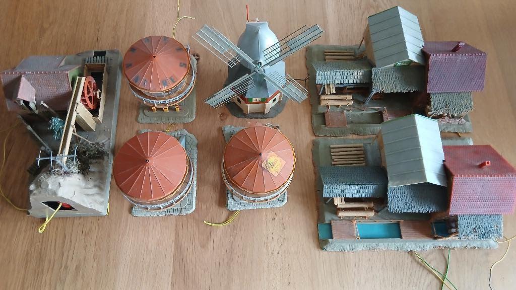 Diverse gebouwen met motortjes etc, Hobby en Vrije tijd, Modeltreinen | H0, Overige merken, Gebruikt, Gelijkstroom of Wisselstroom