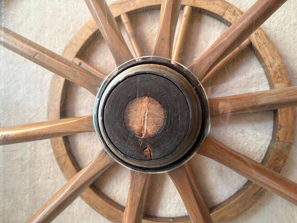 Unieke salontafel van houten wagenwiel met glazen blad, Ophalen of Verzenden, Zo goed als nieuw