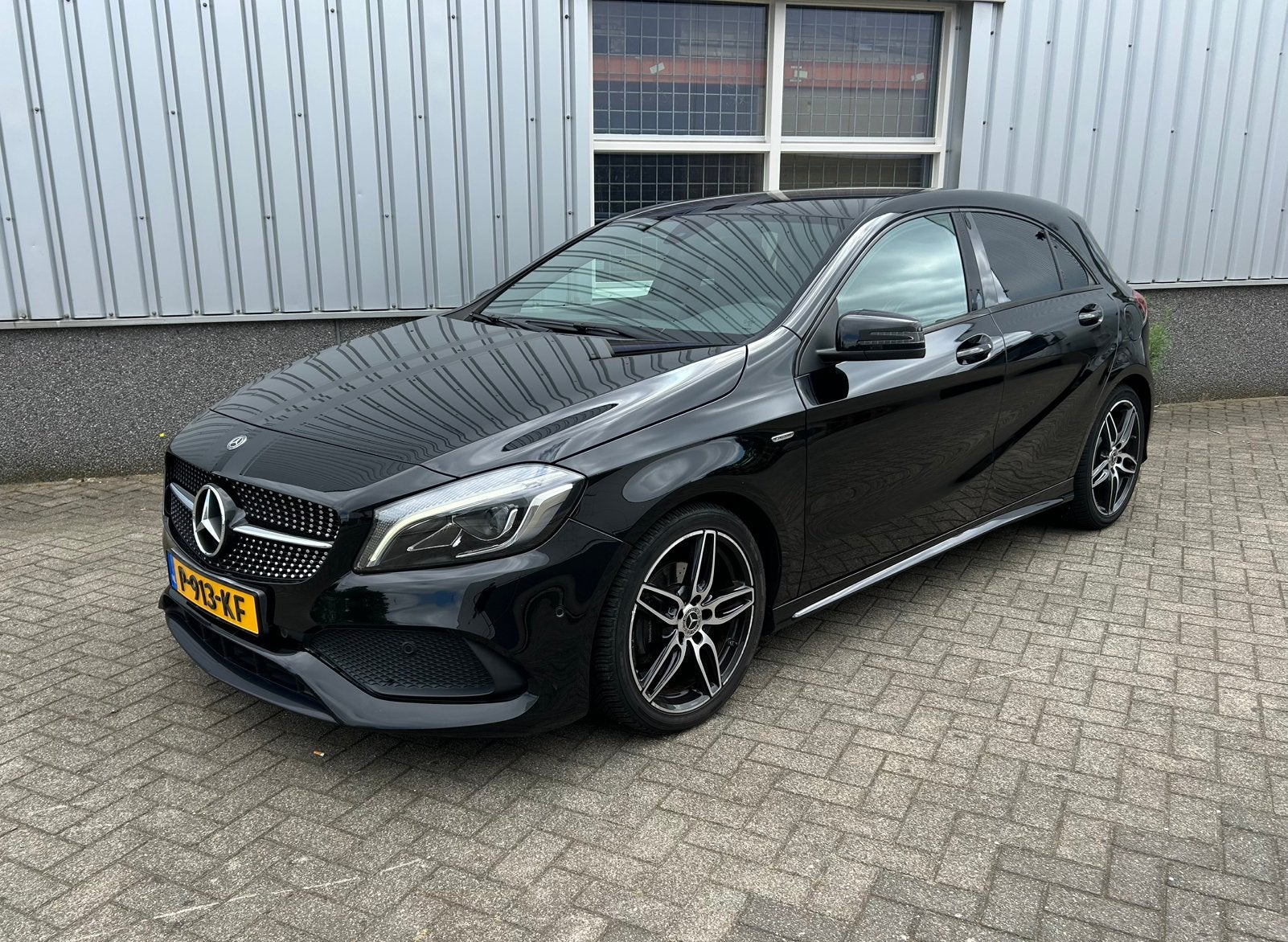 Mercedes-Benz A-Klasse A180 AMG-Line 2017 Zwart, Auto's, Mercedes-Benz, 4 cilinders, 1595 cc, 1200 kg, Handgeschakeld