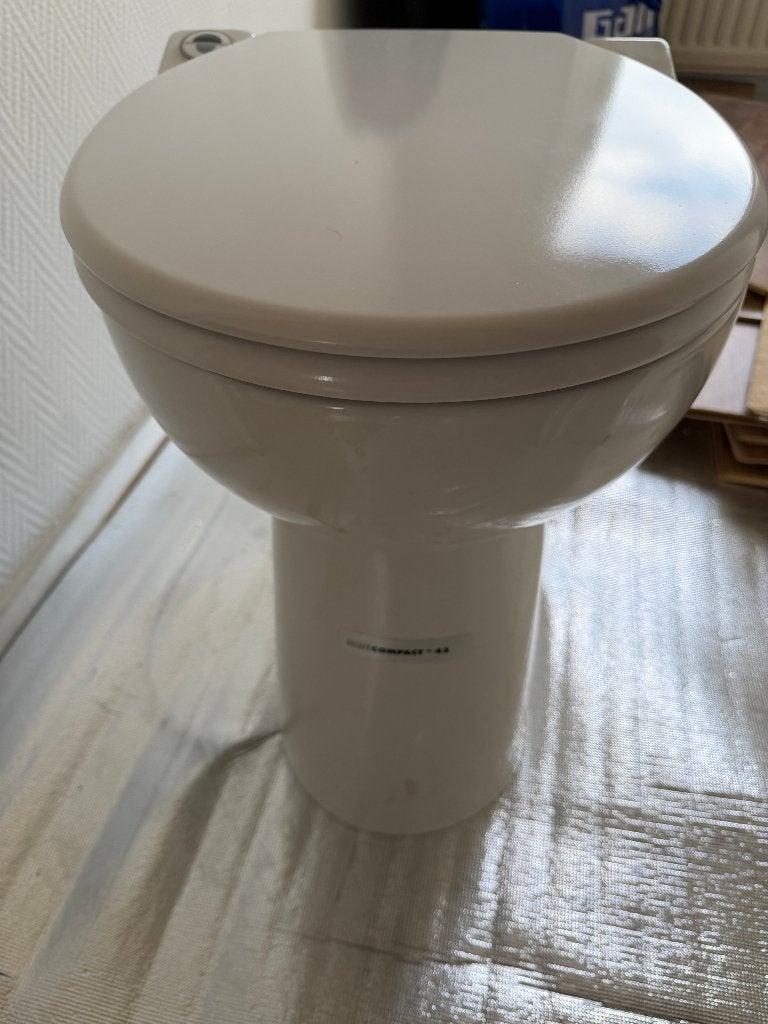 Sanibroyeur Toilet  type 43 - nagenoeg niet gebruikt, Ophalen, Zo goed als nieuw, Toilet
