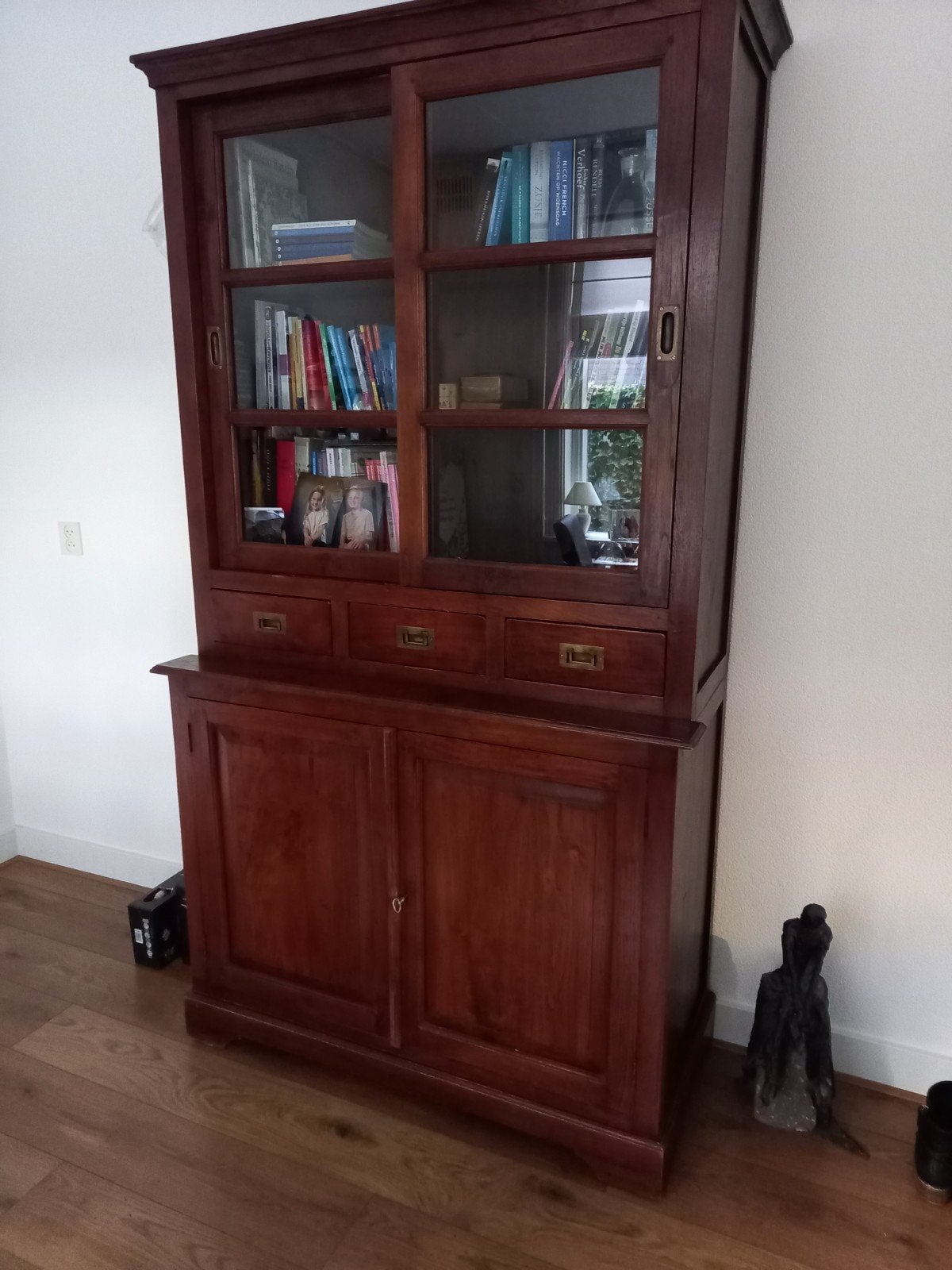 Teakhouten vitrinekast met schuifdeuren, Ophalen