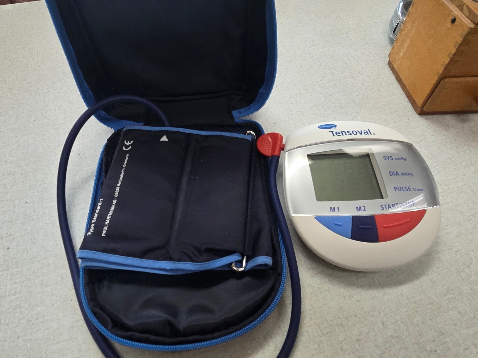 Tensoval. Bloeddrukmeter met manchet en etui, Ophalen of Verzenden, Gebruikt, Overige typen