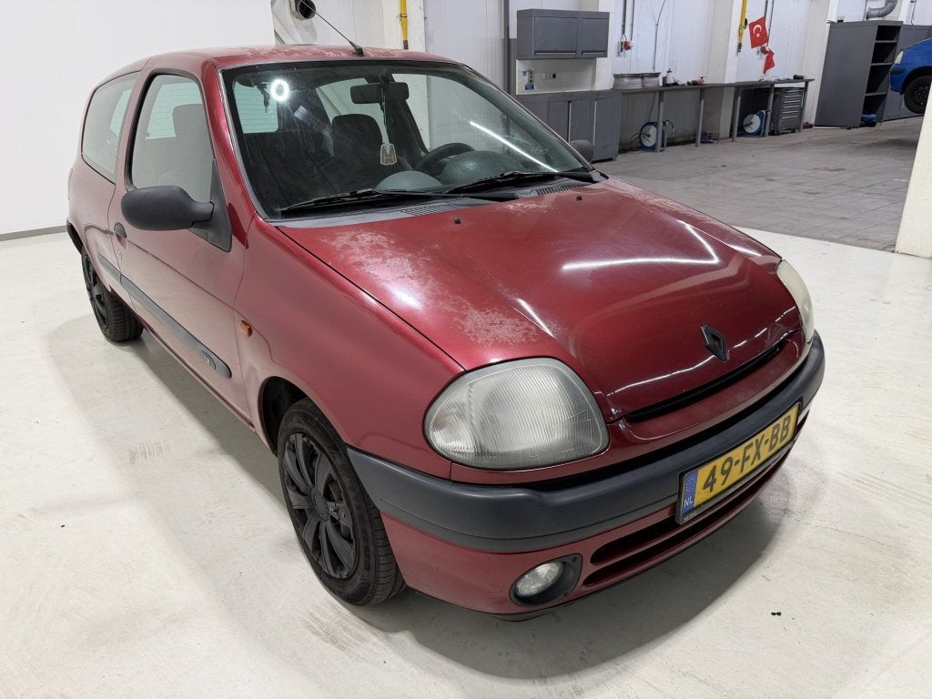 Renault Clio 1.2 RN (bj 2000), Auto's, Oldtimers, Voorwielaandrijving, Stof, Renault, Origineel Nederlands