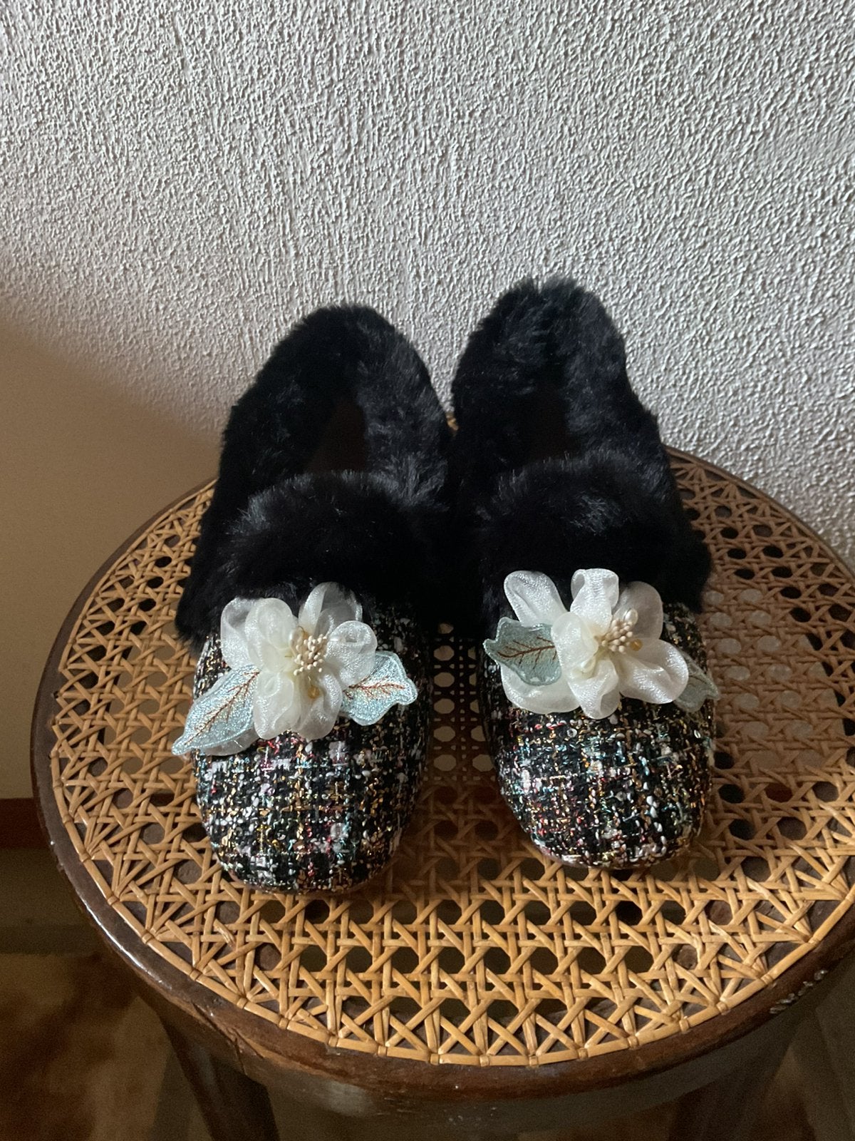 Nieuw! Super leuke pantoffels zwart bont bloem strik  40, Zwart, Nieuw, Ophalen of Verzenden, Pantoffels of Sloffen