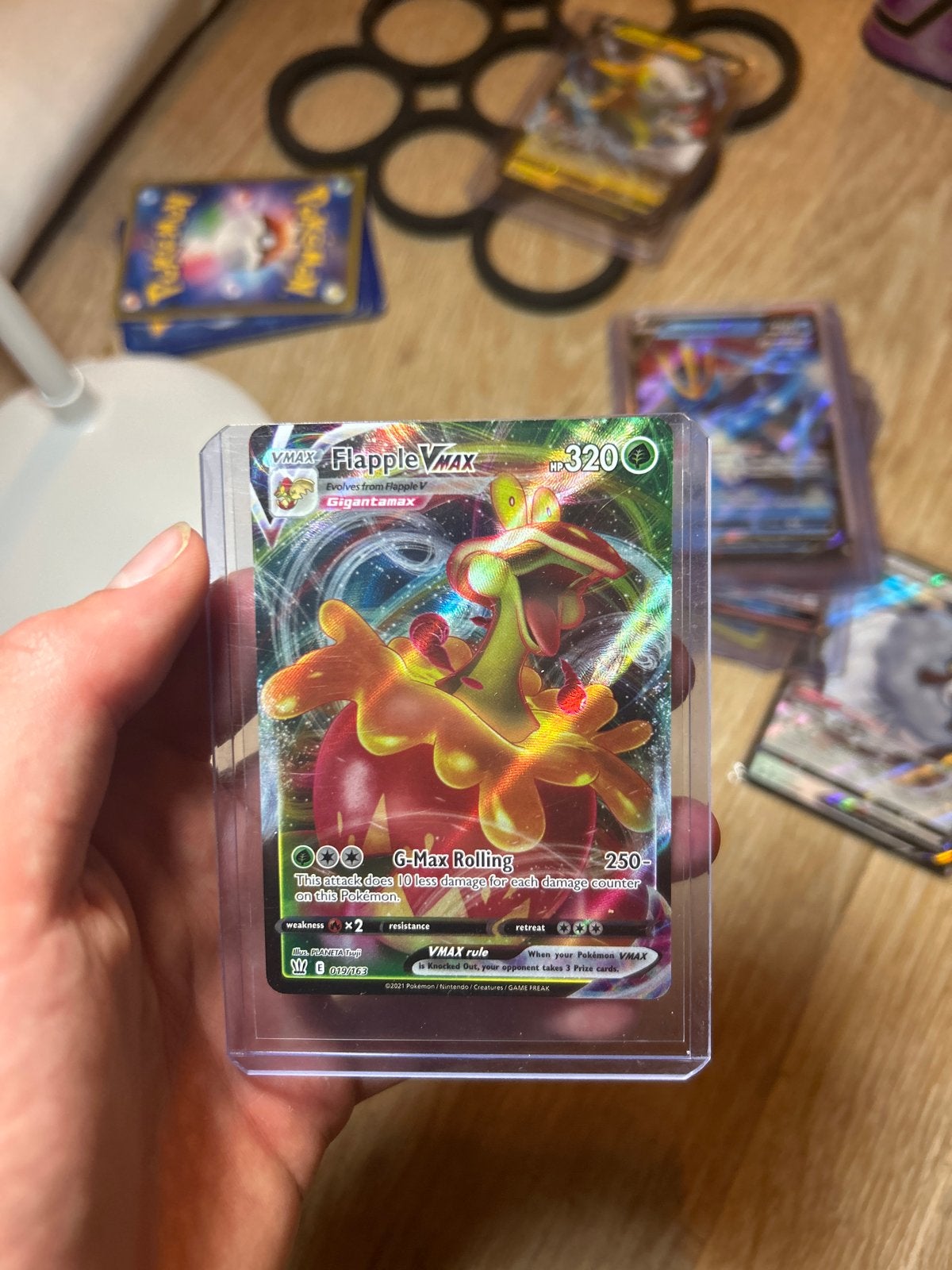 Flapple VMAX Pokémon kaart - Geen schade, Ophalen of Verzenden, Zo goed als nieuw, Losse kaart
