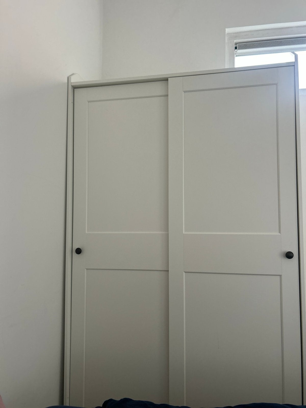Witte kledingkast met schuifdeuren - Zo goed als nieuw, Met plank(en), 100 tot 150 cm, Ophalen of Verzenden, Zo goed als nieuw