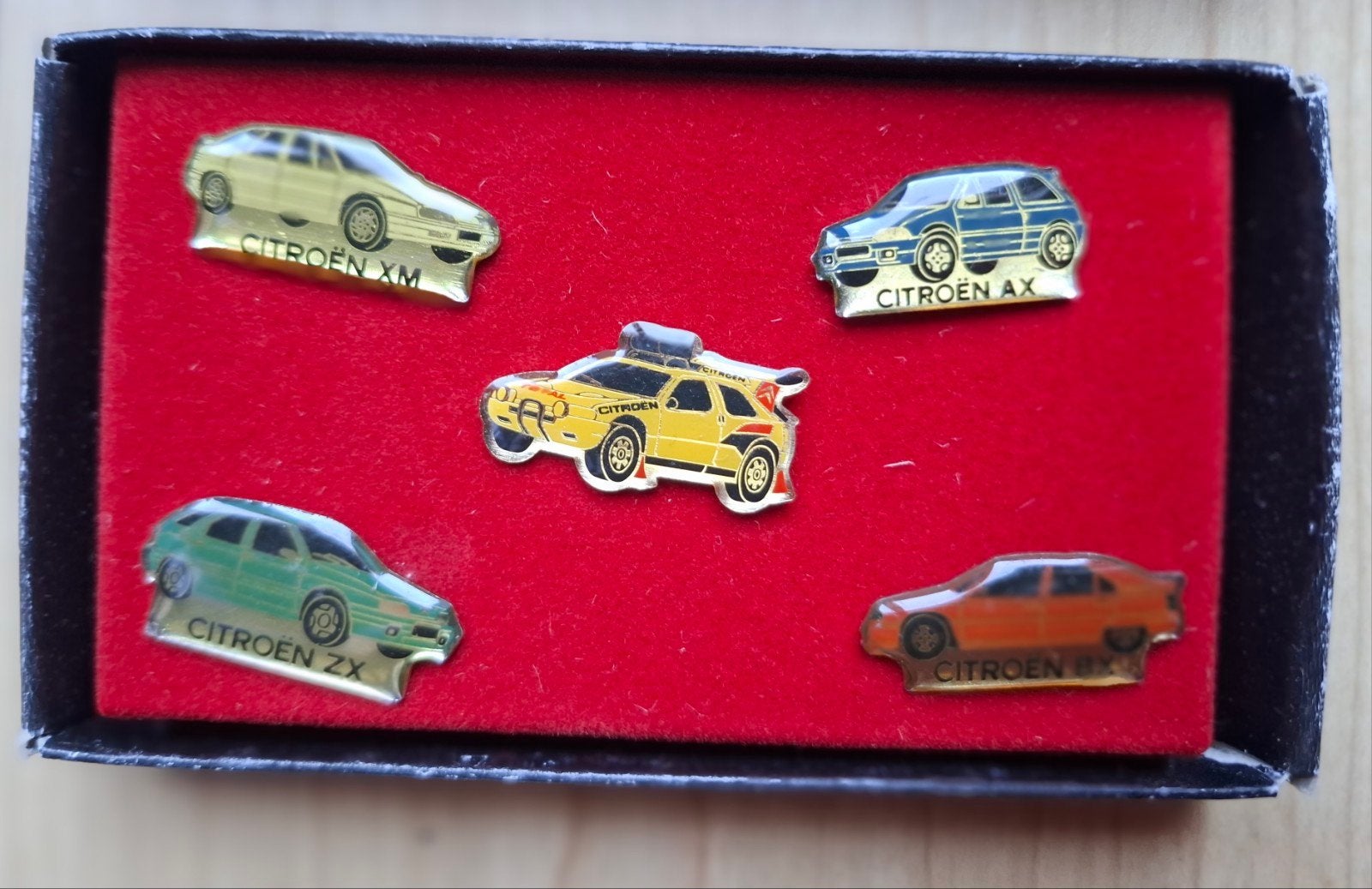 Citroën Pins. 6 complete doosjes met 5 pins. € 12,--, Ophalen of Verzenden, Nieuw, Transport, Speldje of Pin
