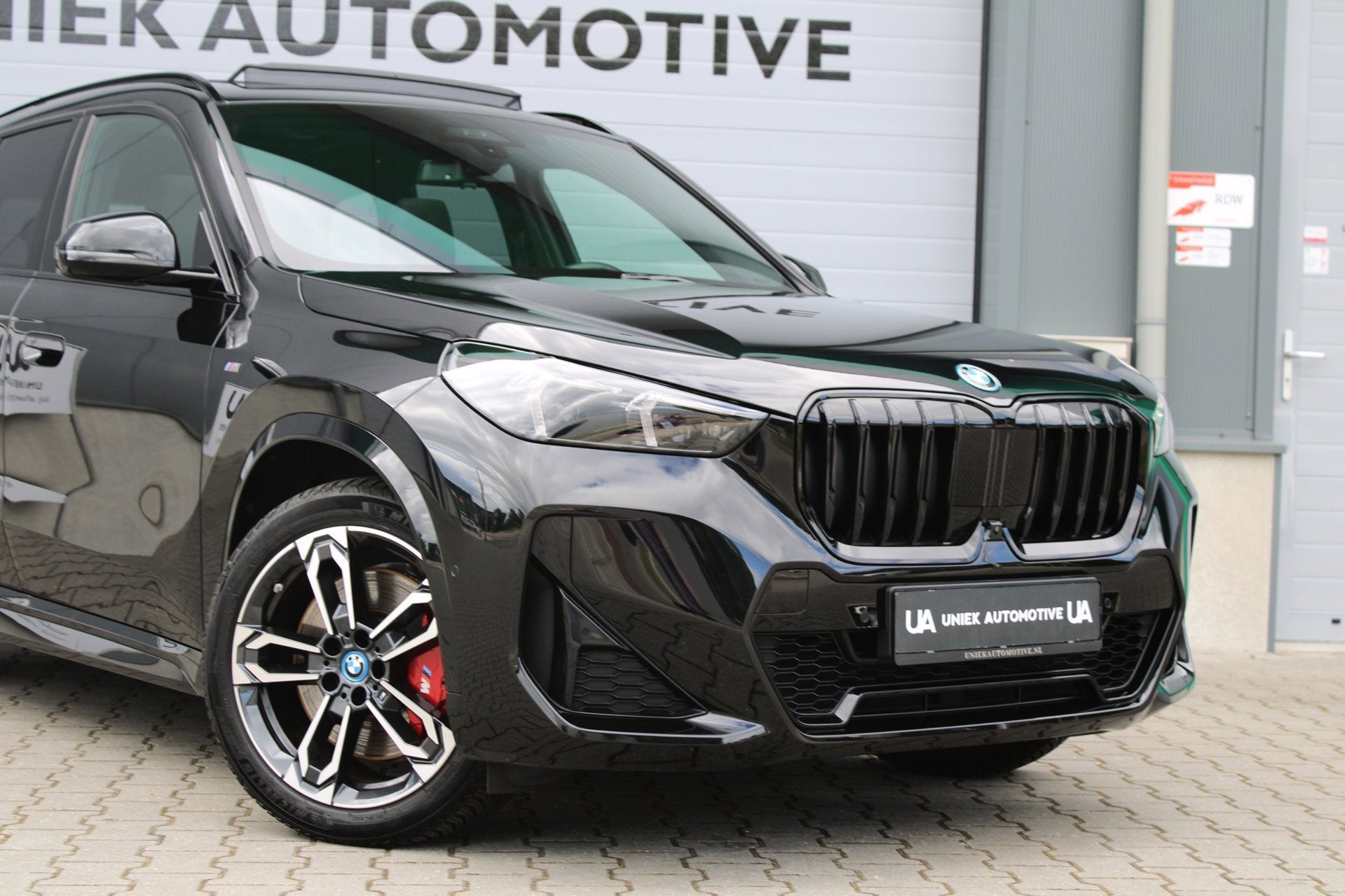 BMW X1 XDRIVE 30e M SPORT PRO | PANO | TREKHAAK | HARMAN KAR, Auto's, 16 kWh, Zwart, Bedrijf, 3 cilinders