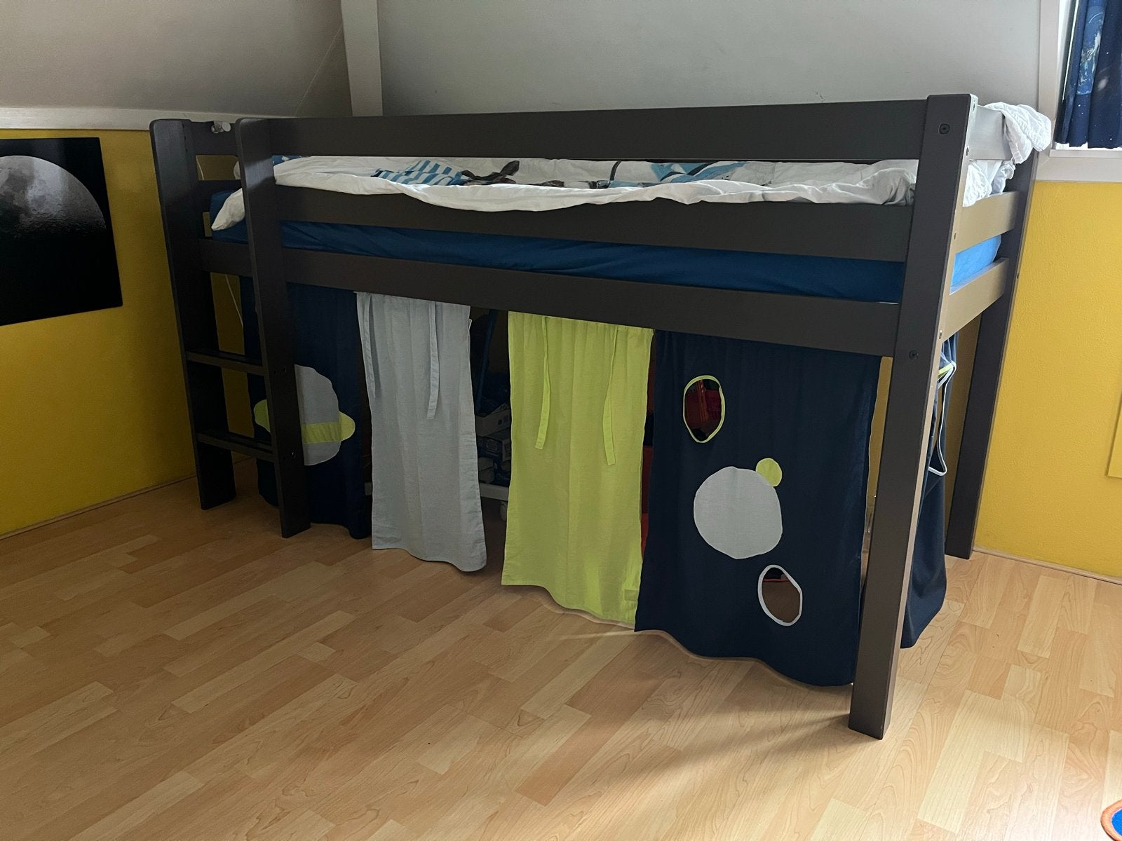 Halfhoogslaper taupe van Vipack furniture met gordijnen, Ophalen, Gebruikt, 90 cm, Eenpersoons