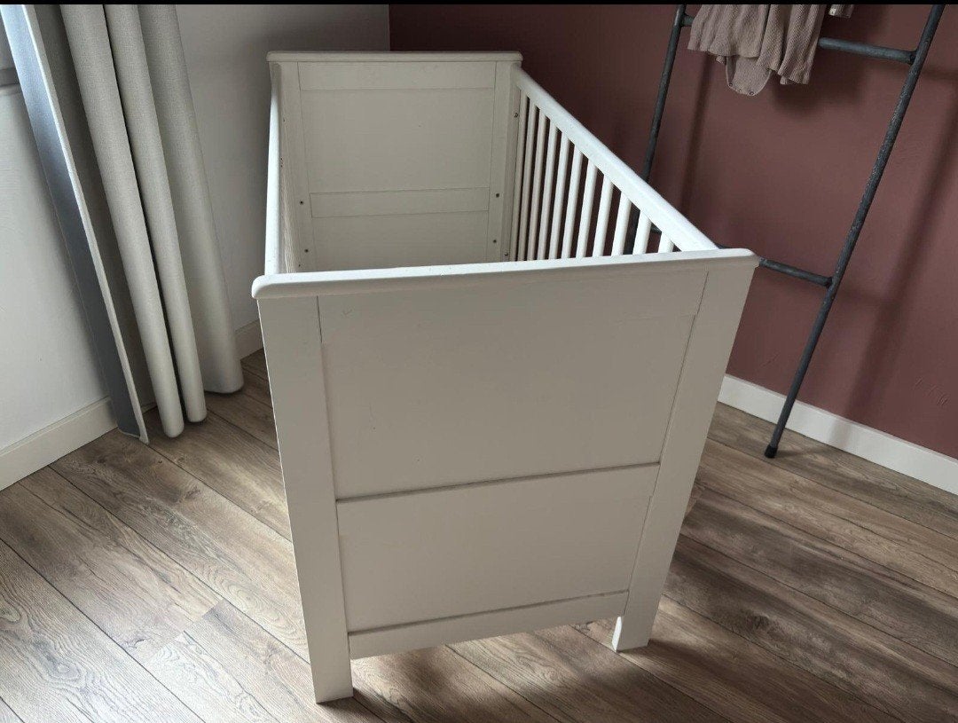 Commode en ledikantje van massief hout, Ophalen, Gebruikt, 50 tot 70 cm, 100 cm of meer