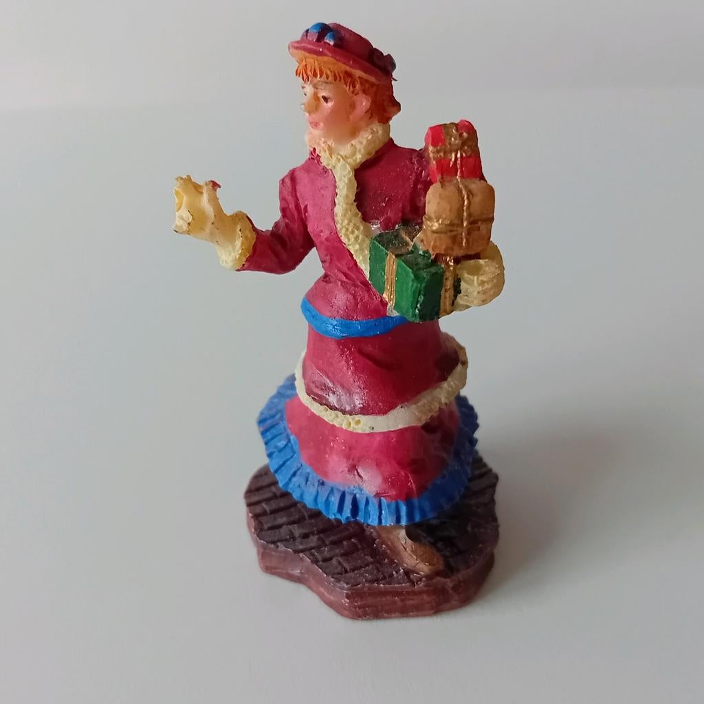 Kerstfiguur nette dame met kado voor kerstdorp, Ophalen of Verzenden