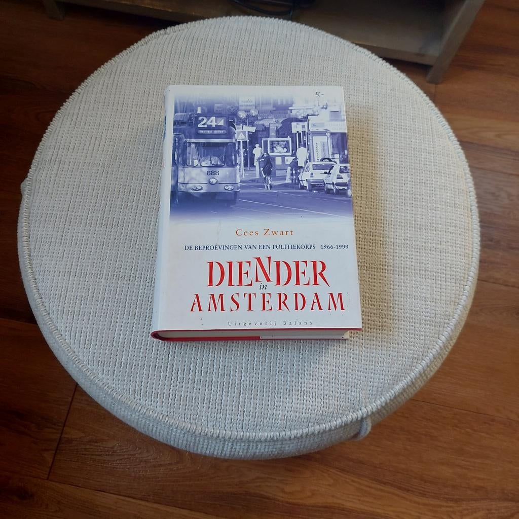 Diender in Amsterdam - Cees Zwart (Politiekorps 1966-1999), Ophalen of Verzenden, Gelezen, Cees Zwart, Nederland