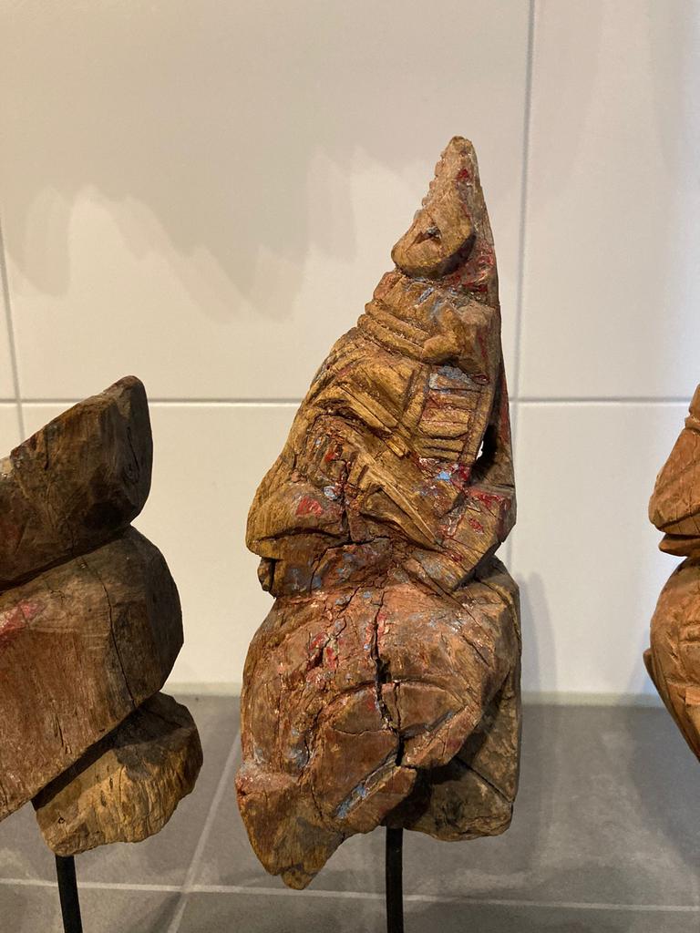 Set van 4 handgesneden houten sculpturen op sokkel, Ophalen of Verzenden, Gebruikt