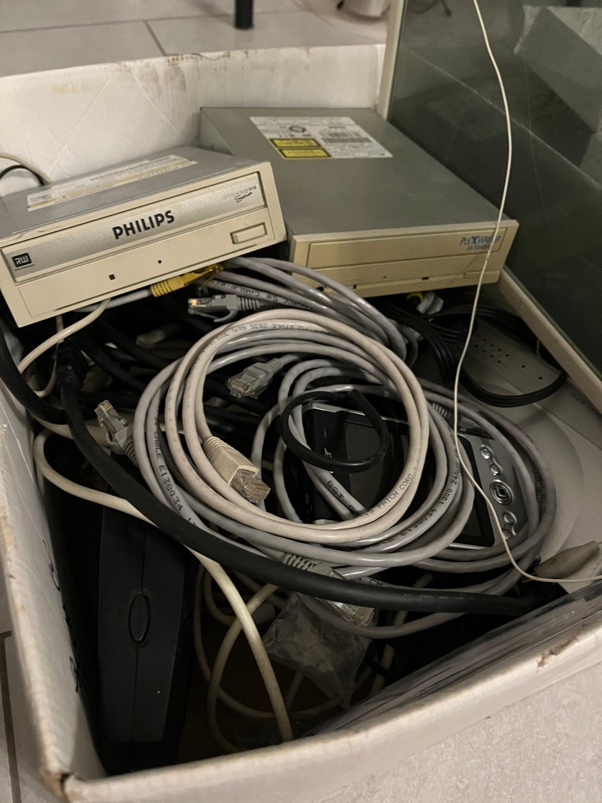 Doos met diverse kabels, drives en apparatuur, Computers en Software, Ophalen of Verzenden, Gebruikt
