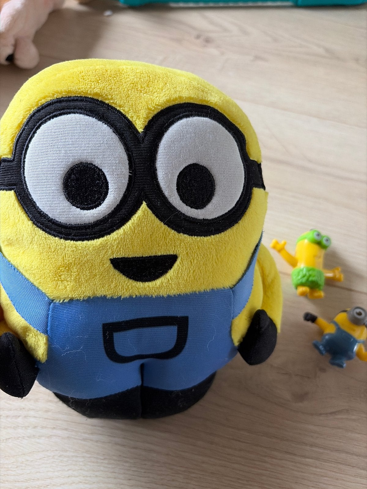 Minion knuffel met twee kleine figuurtjes, Overige merken, Overige typen, Ophalen of Verzenden, Zo goed als nieuw