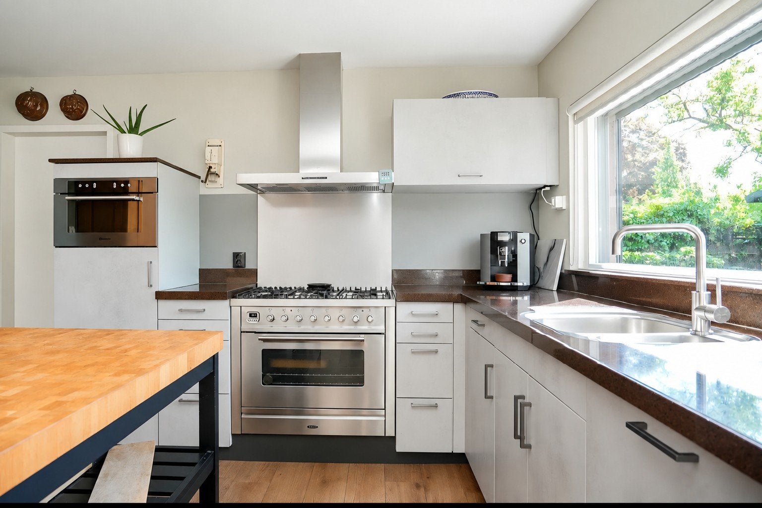 Keuken met granieten blad, kookeiland en Boretti fornuis, Ophalen, Gebruikt, Hoekkeuken, Graniet of Steen
