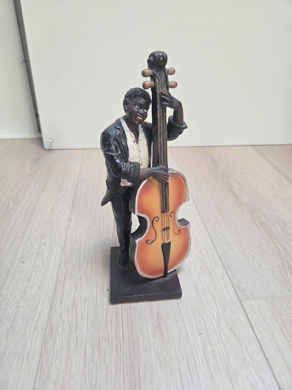 Jazz bassist beeldje, Ophalen