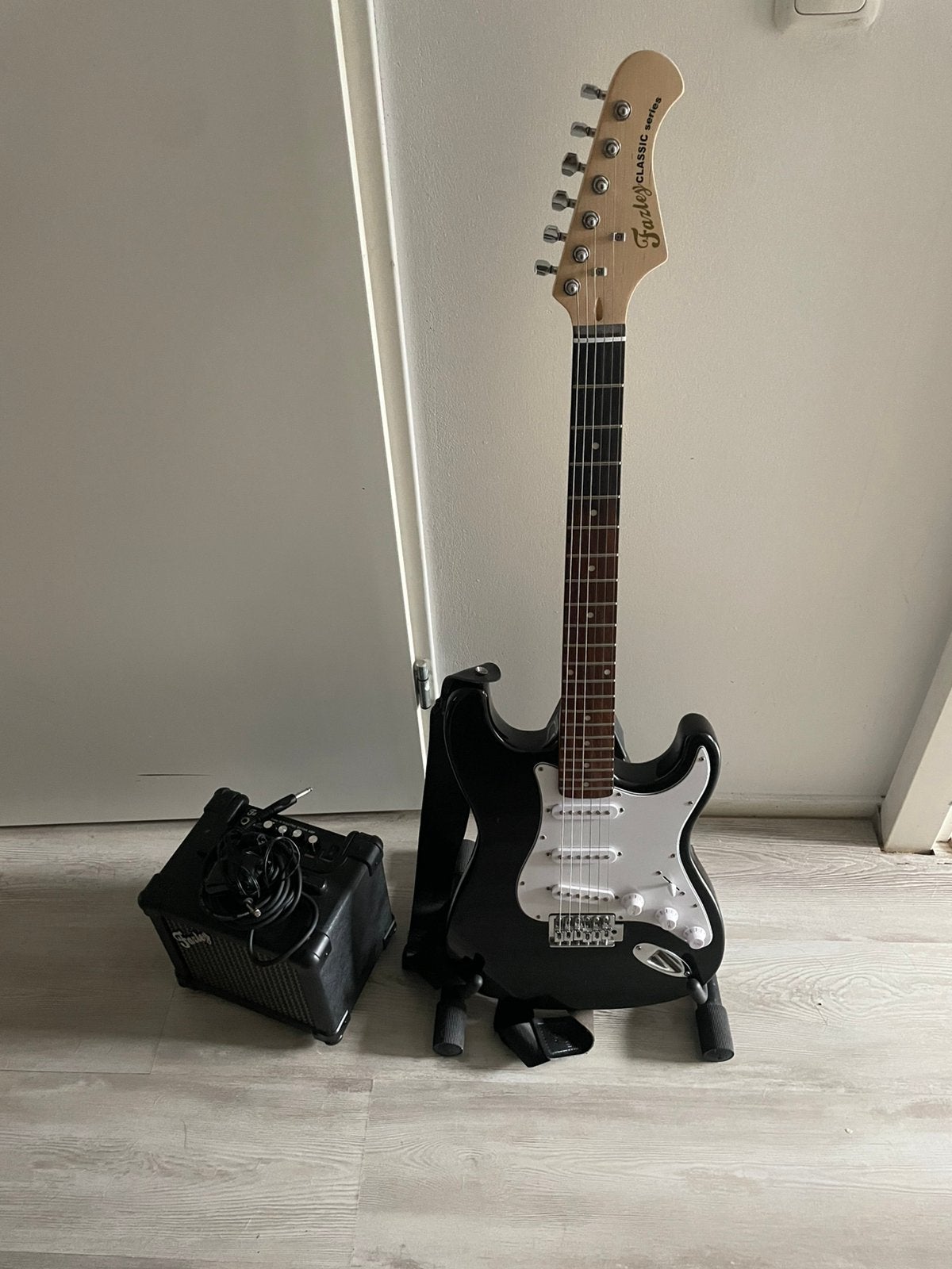 Fanzley elektrische gitaar complete set, Ophalen, Fender, Met versterker, Zo goed als nieuw