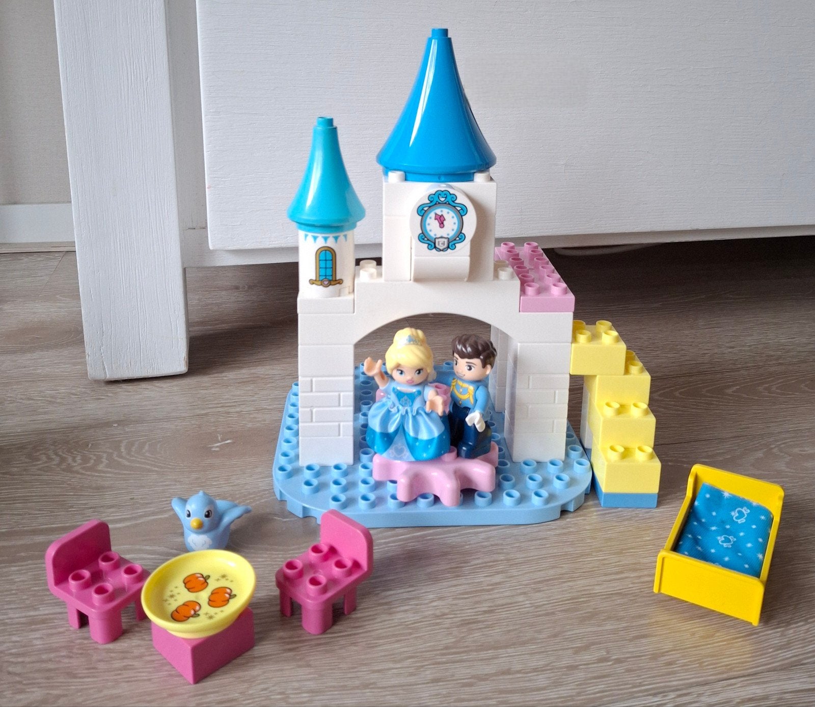 Assepoester en prins dansen in kasteel, Ophalen of Verzenden, Zo goed als nieuw, Duplo