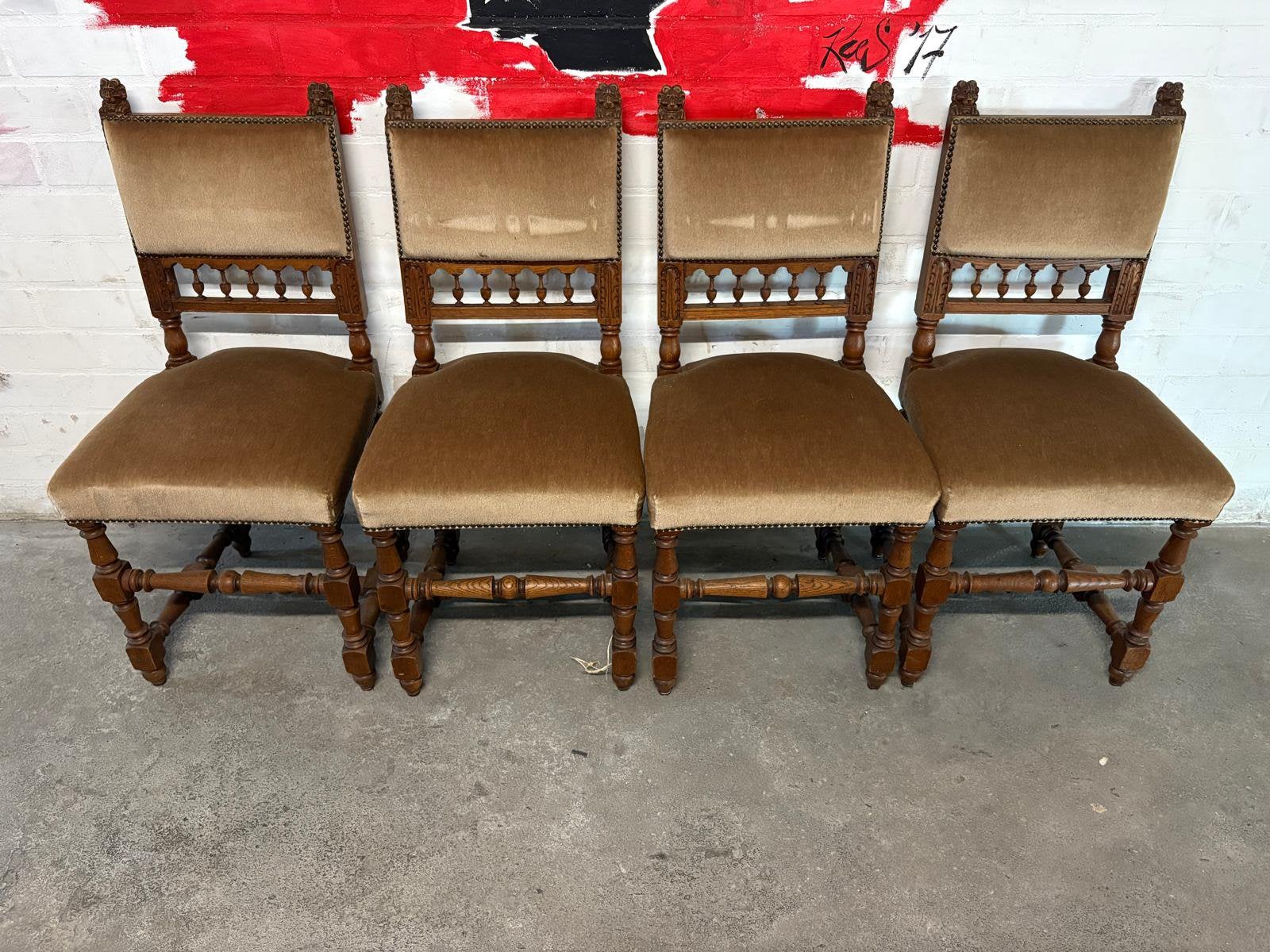 Vier gestoffeerde stoelen, Ophalen