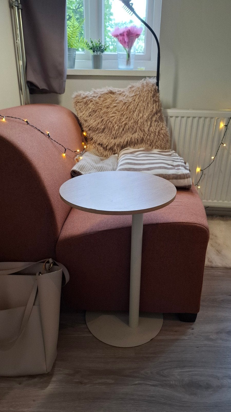 Stijlvolle ronde bijzettafel / round coffee table for sofa, Minder dan 55 cm, Modern, Scandinavisch, Rond, Zo goed als nieuw