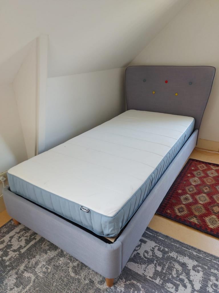 IKEA Eenpersoonsbed met matras - Grijs, zo goed als nieuw, 90 cm, Eenpersoons, Ophalen of Verzenden, Zo goed als nieuw