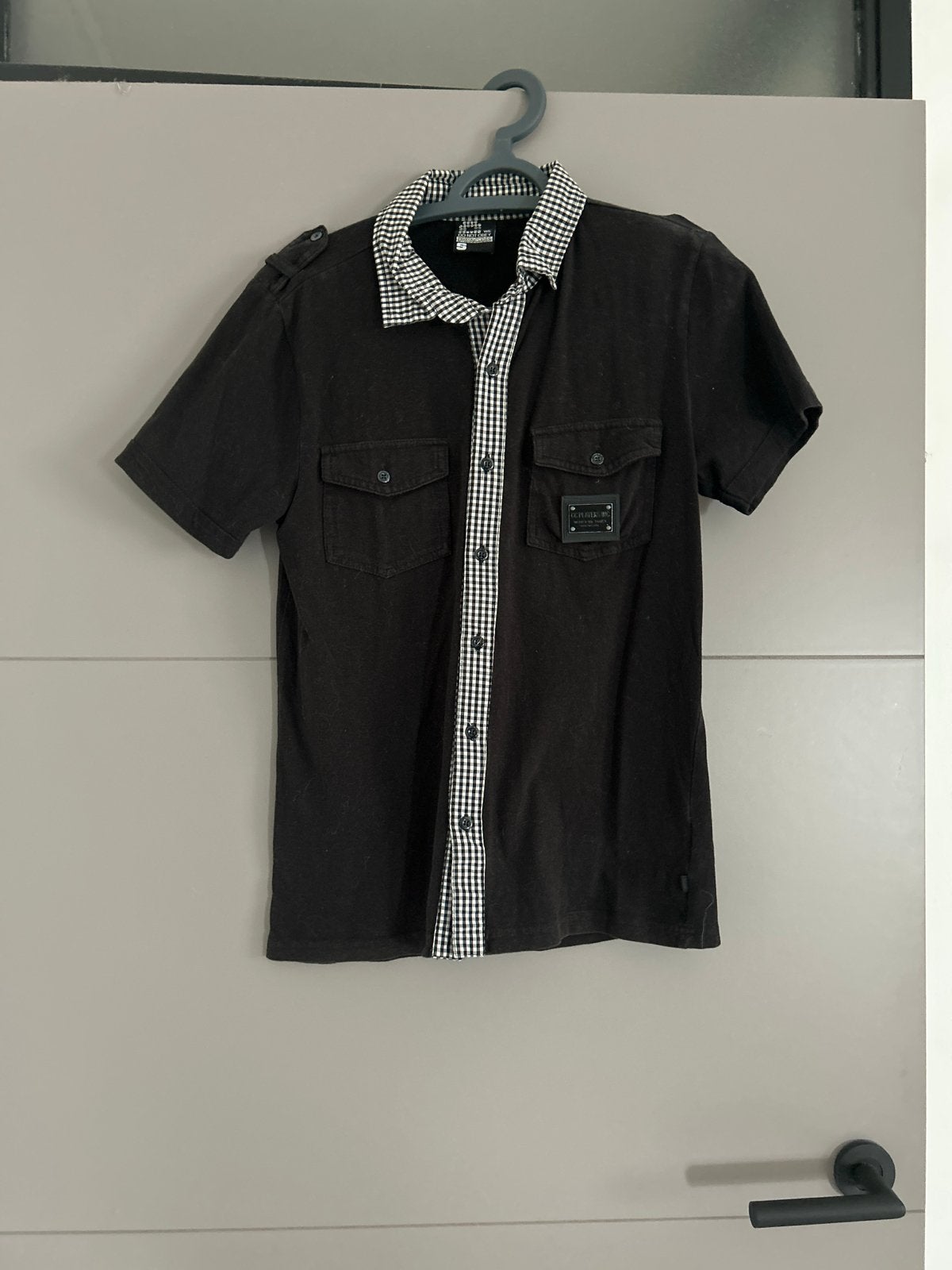 Zwart T-shirt met knopen en geruite kraag maat S, Ophalen, Gedragen, Zwart, Overige halswijdtes