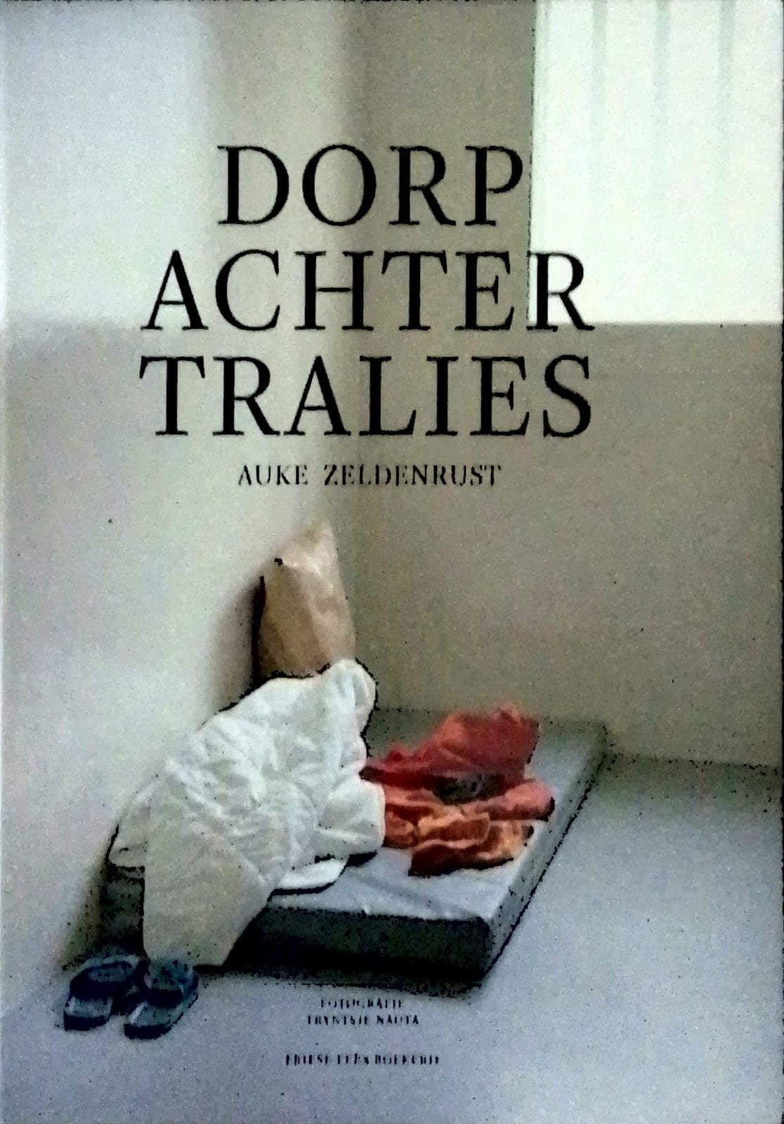 Dorp Achter Tralies - Auke Zeldenrust (2013), Ophalen of Verzenden, Zo goed als nieuw, Auke Zeldenrust, Nederland