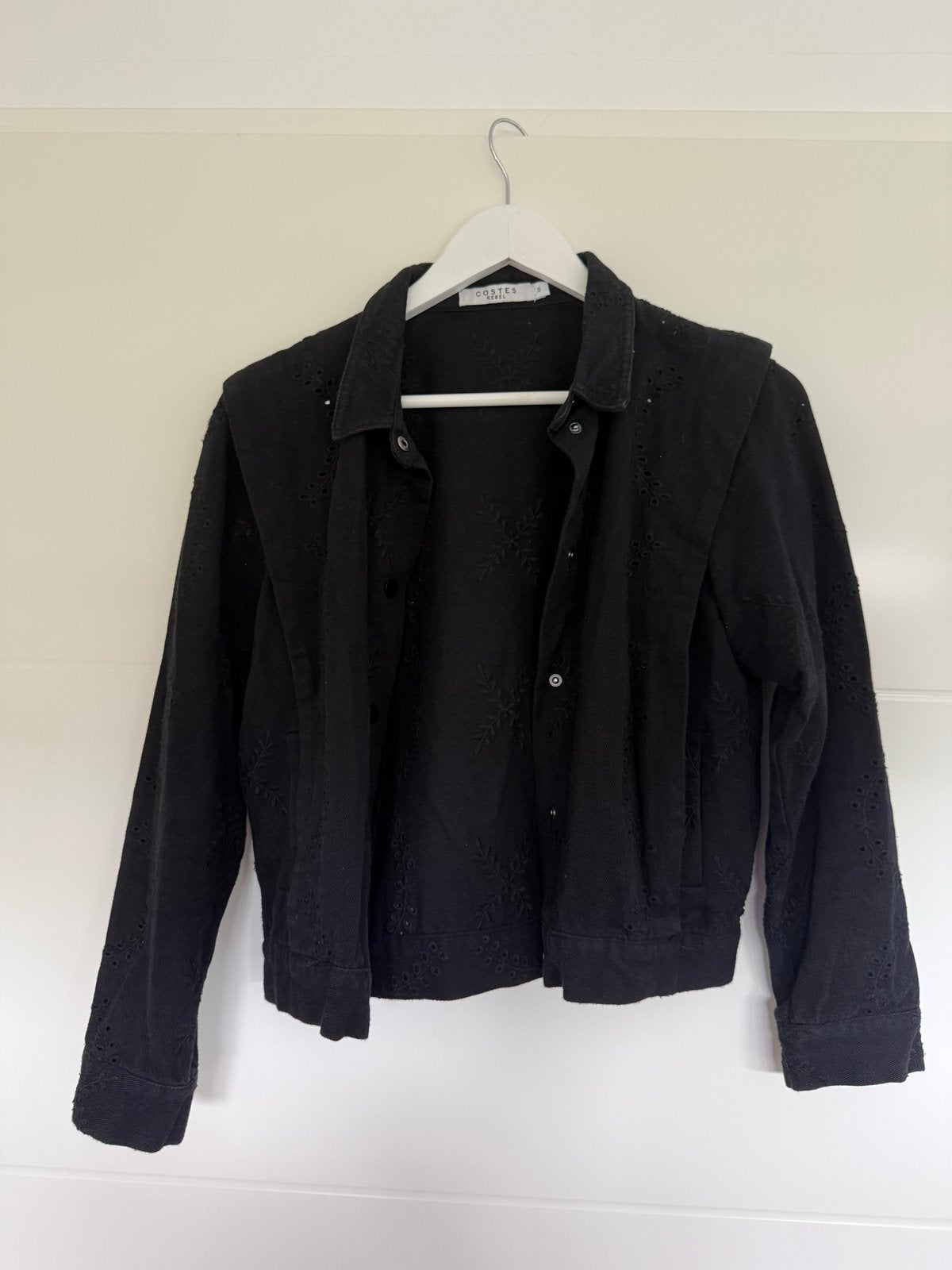 Costes Rebel Zwart spijkerjasje met borduursel, Ophalen of Verzenden, Zo goed als nieuw, Maat 36 (S), Zwart