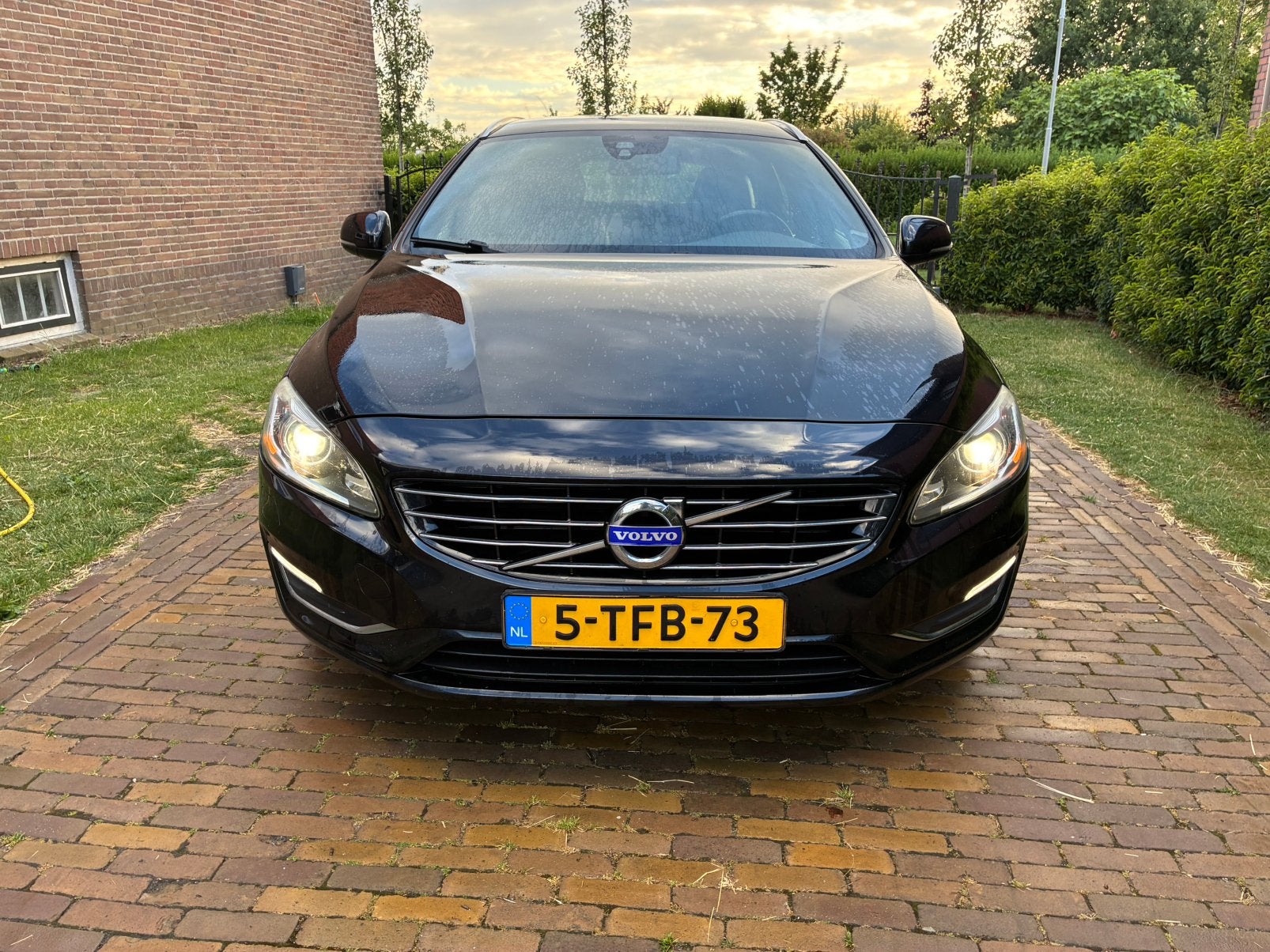 Volvo V60 D6 215pk Plug-in Hybrid 2013 Zwart, Auto's, 1800 kg, Zwart, Zwart, Navigatiesysteem